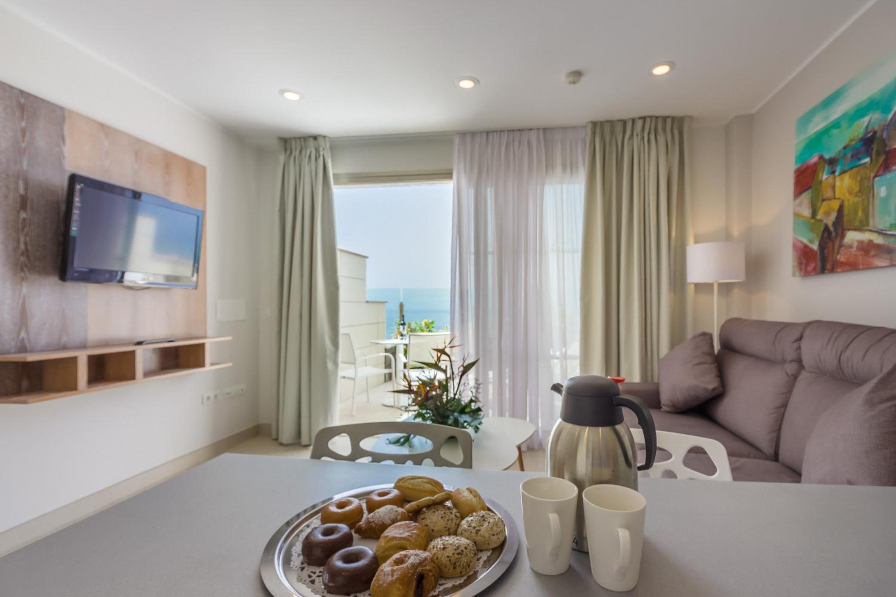 One-Bedroom Apartment with Sea View