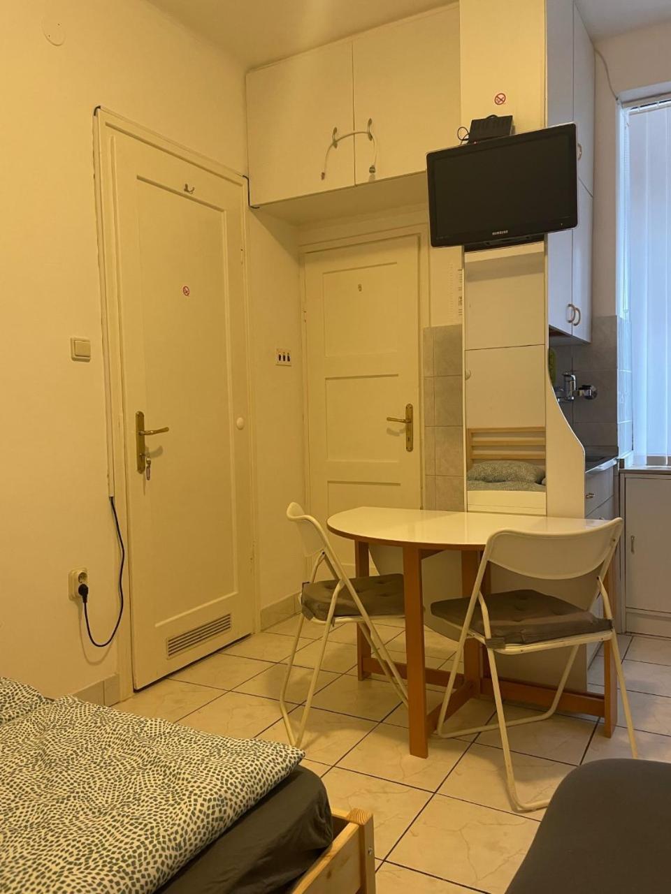 Studio Apartment - Photo 1