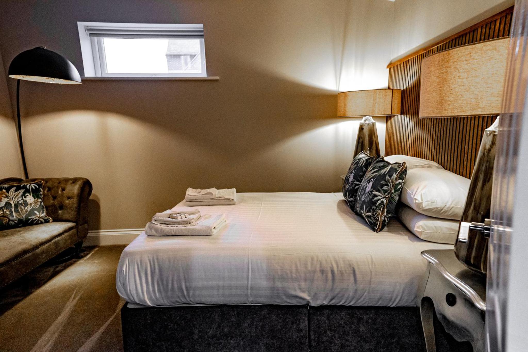 Deluxe Double Room with Shower - Photo 16