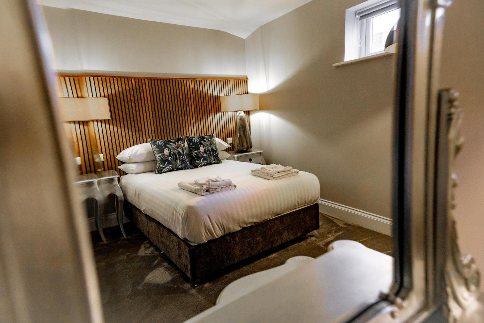 Deluxe Double Room with Shower - Photo 17