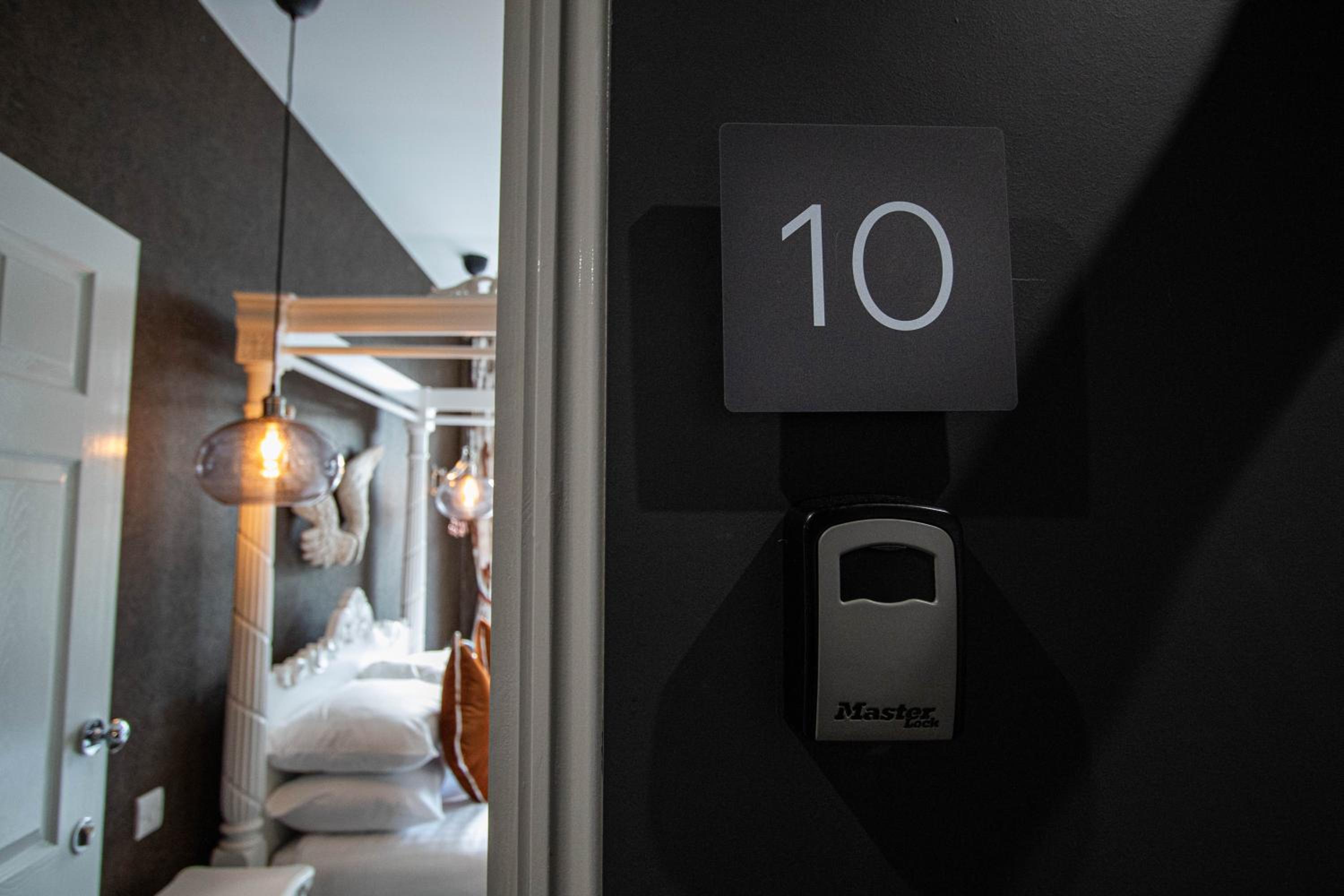 Double Room with Private Bathroom - Photo 7