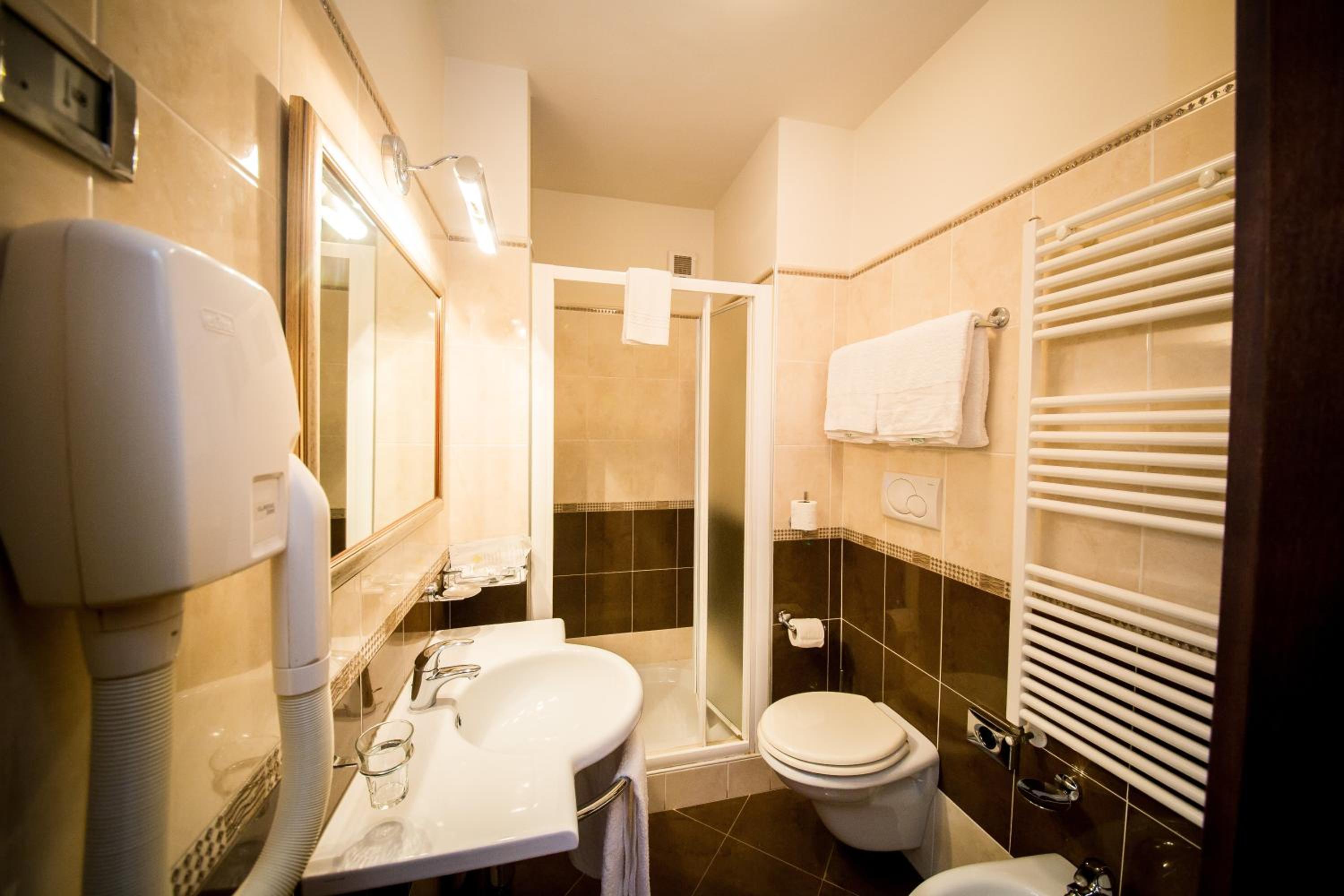 Double Room - Photo 7