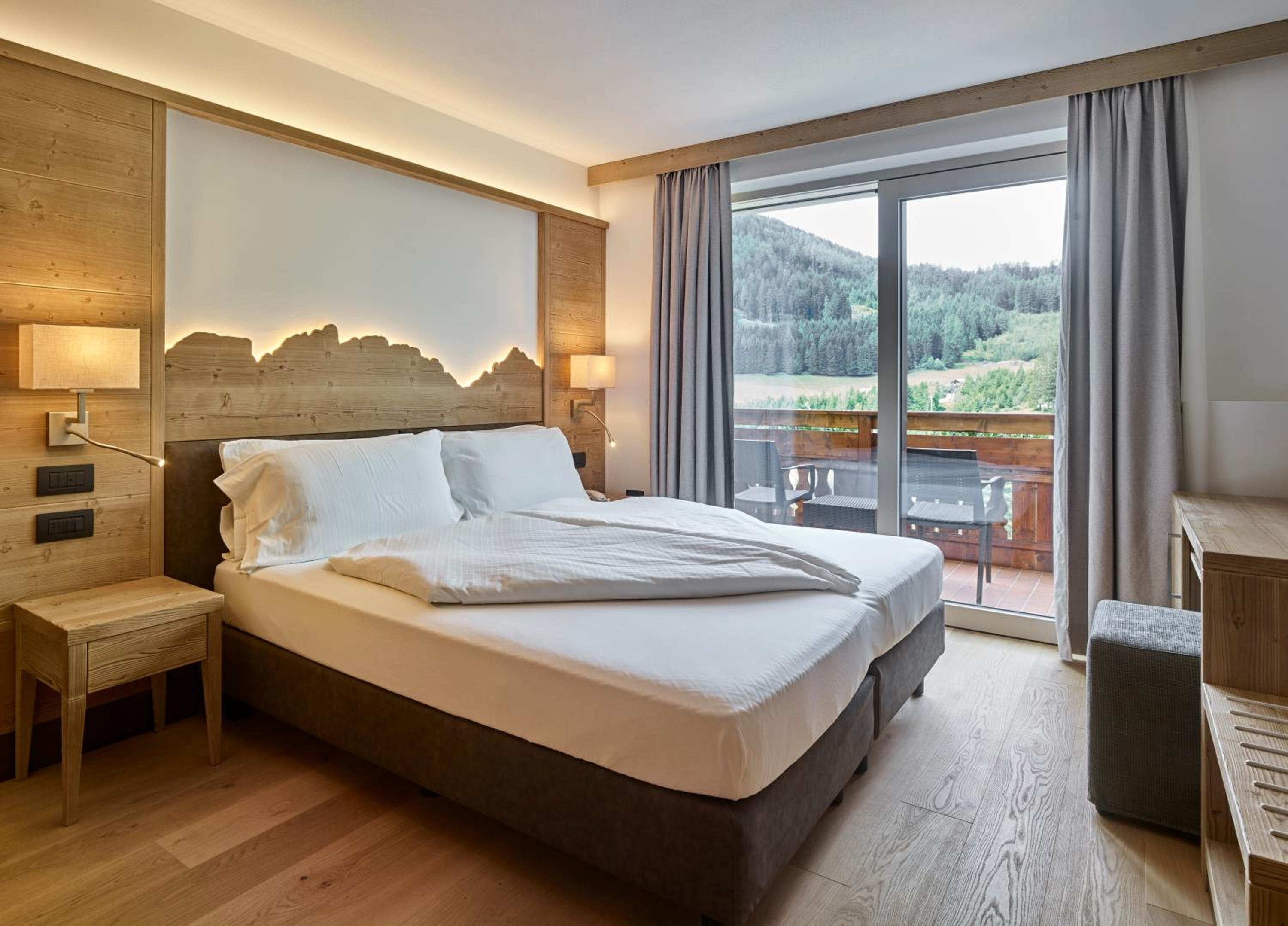 Junior Suite with Balcony - Photo 3