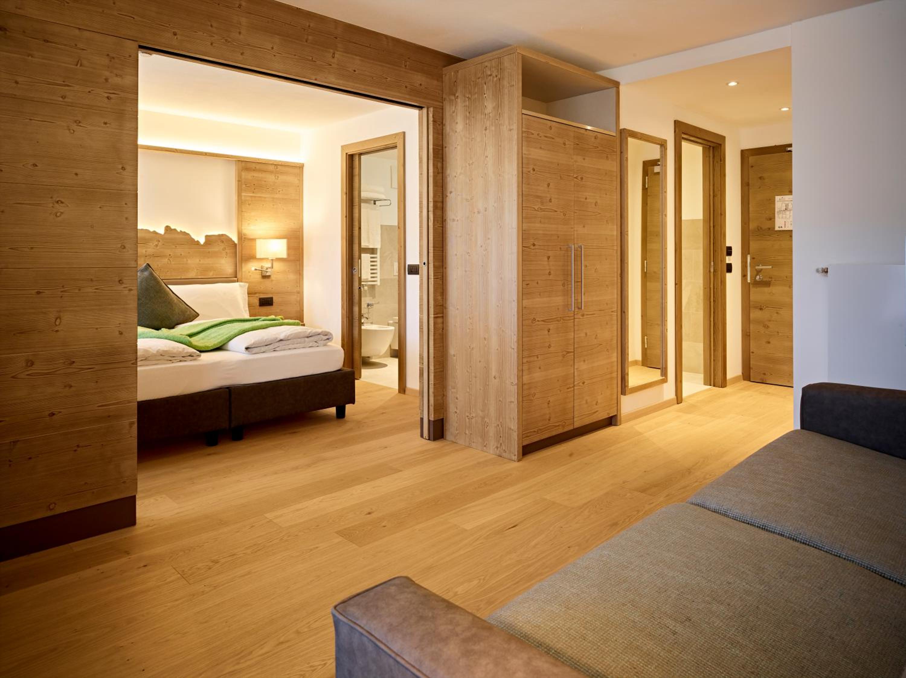 Junior Suite with Balcony - Photo 7