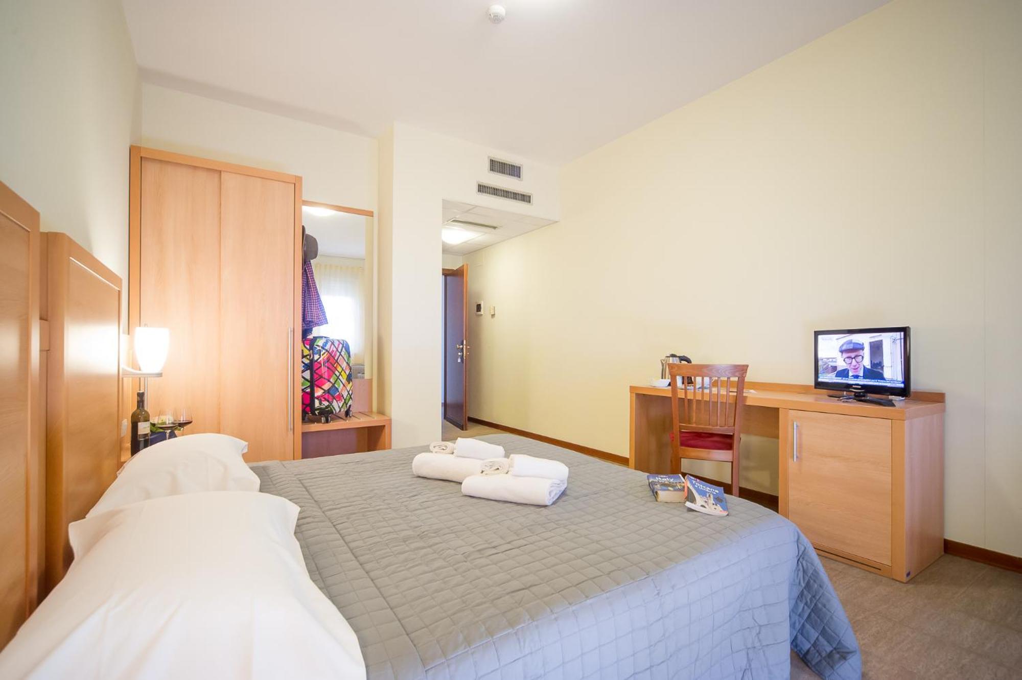 Double Room with Balcony - Photo 14