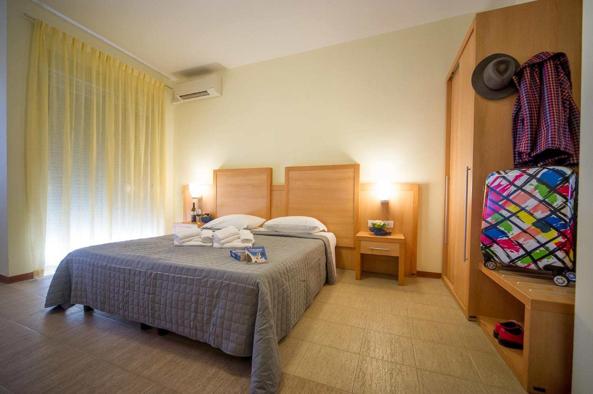 Double Room with Balcony - Photo 10