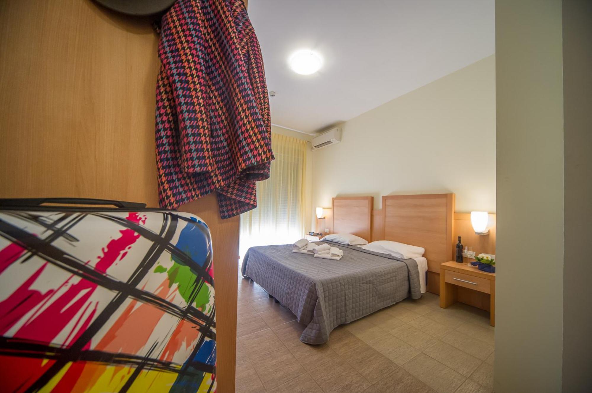 Double Room with Balcony - Photo 9