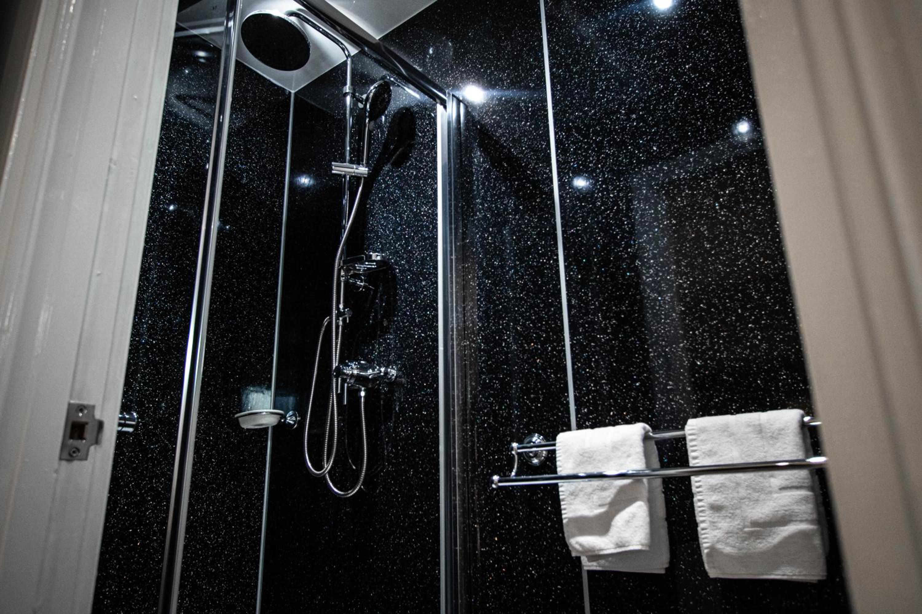 Twin Room with Shower - Photo 10