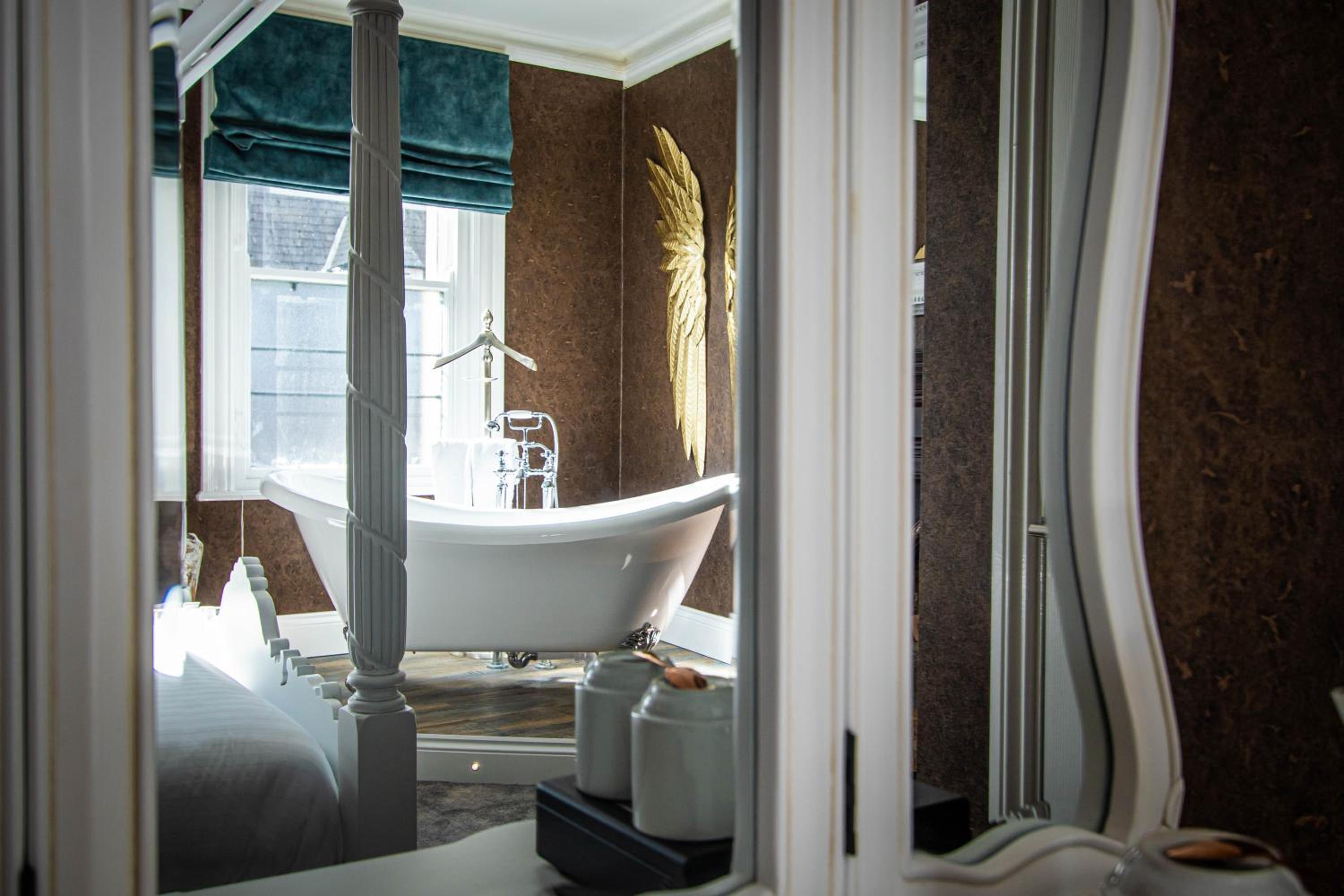 Double Room with Private Bathroom - Photo 14