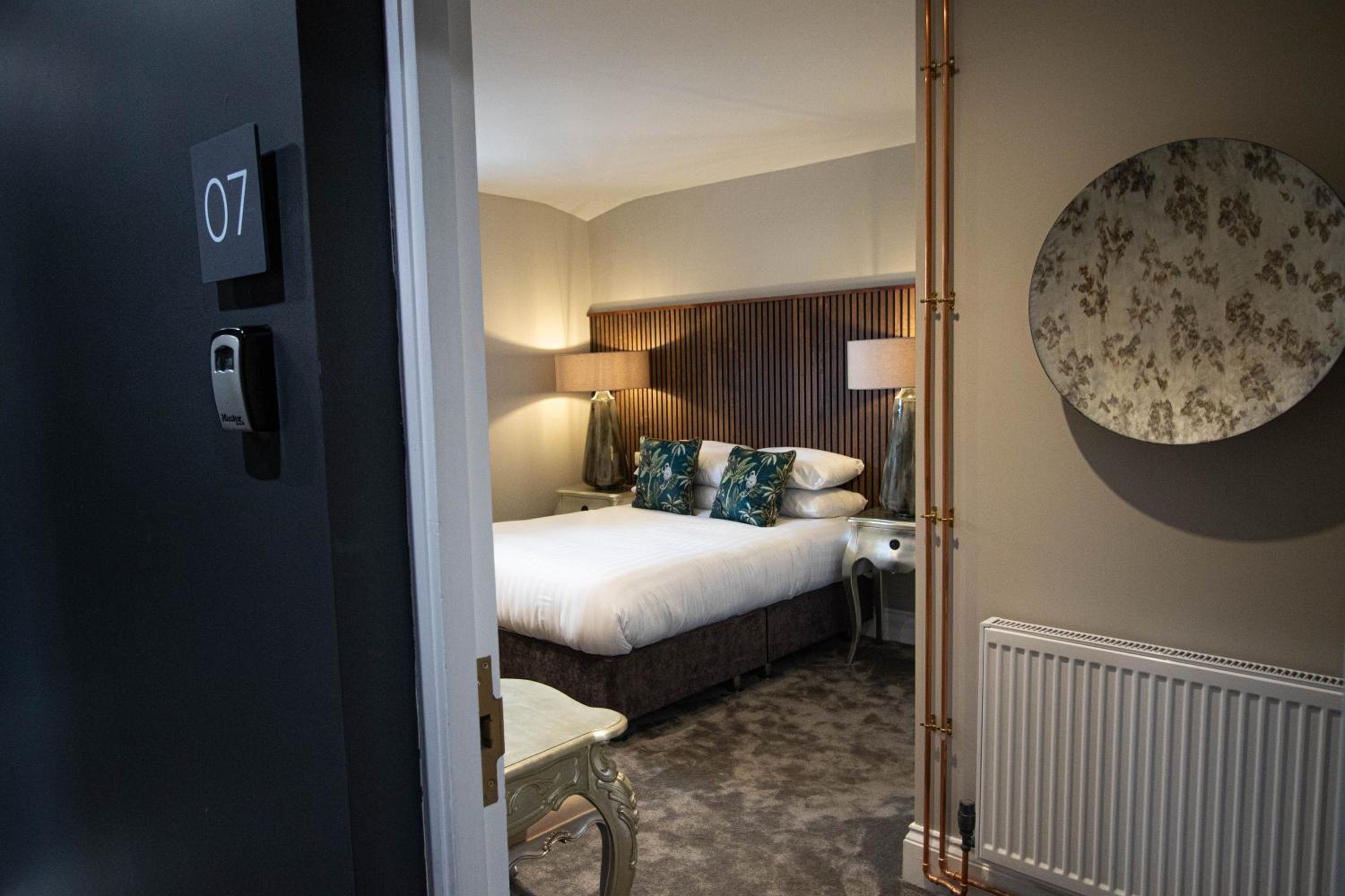Deluxe Double Room with Shower - Photo 15