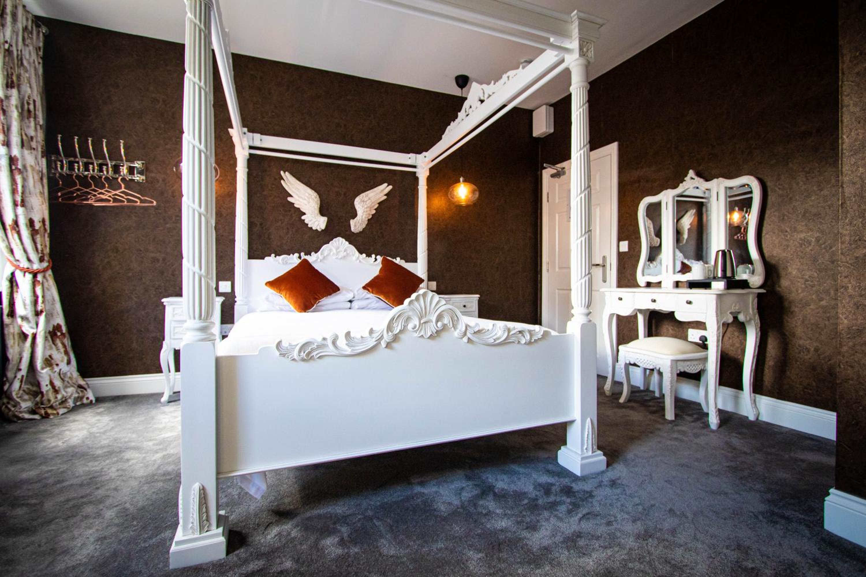 Double Room with Private Bathroom - Photo 16