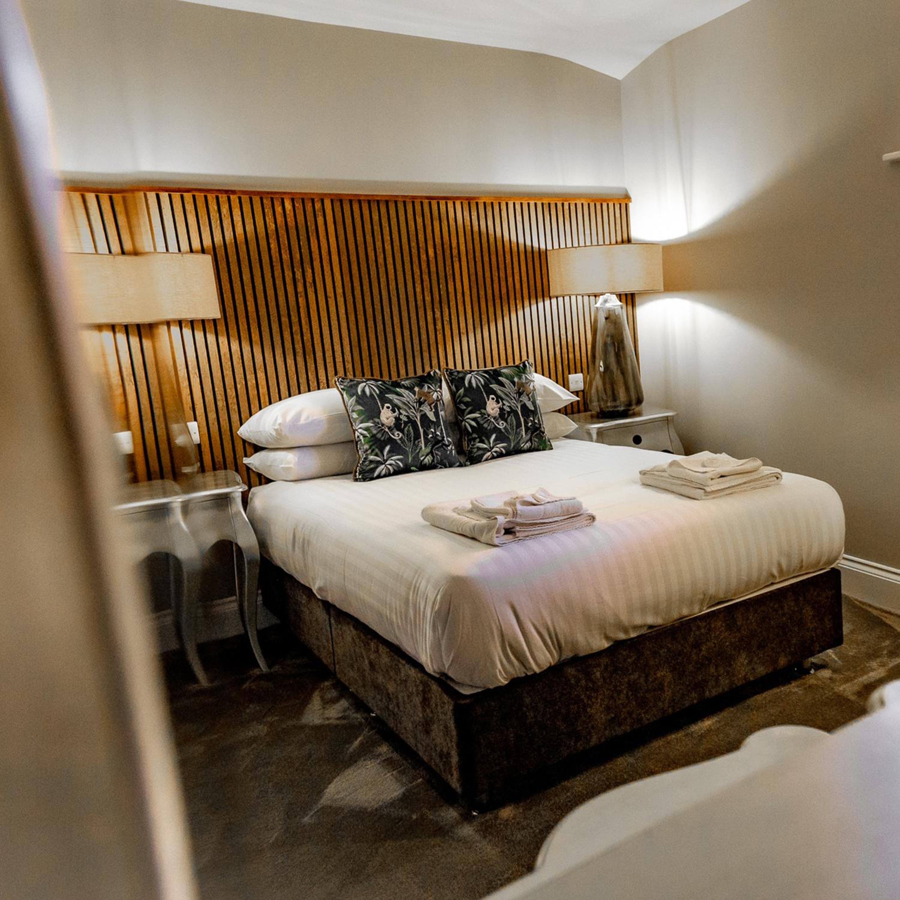 Deluxe Double Room with Shower - Photo 1