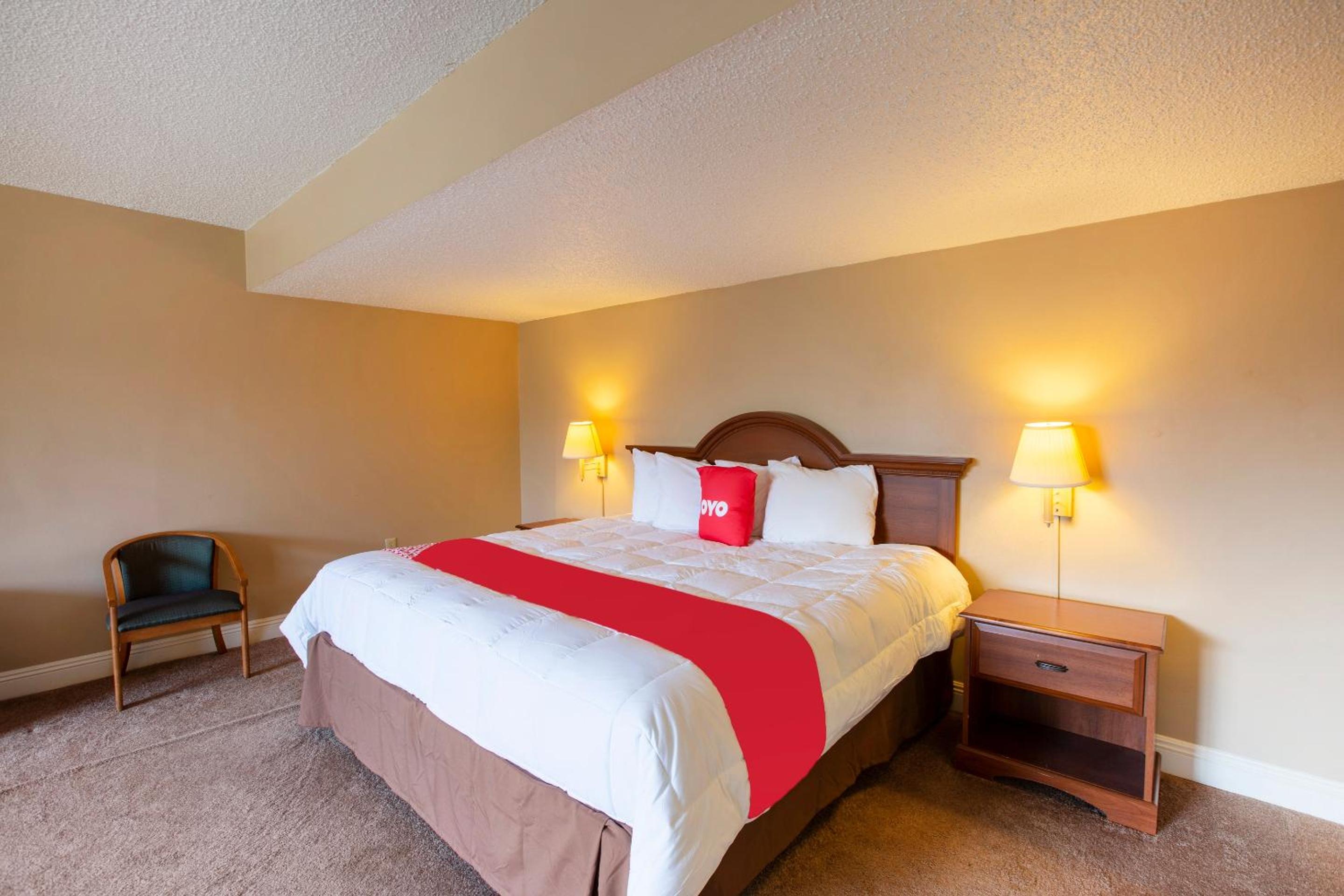 Premium King Bed - Photo 2