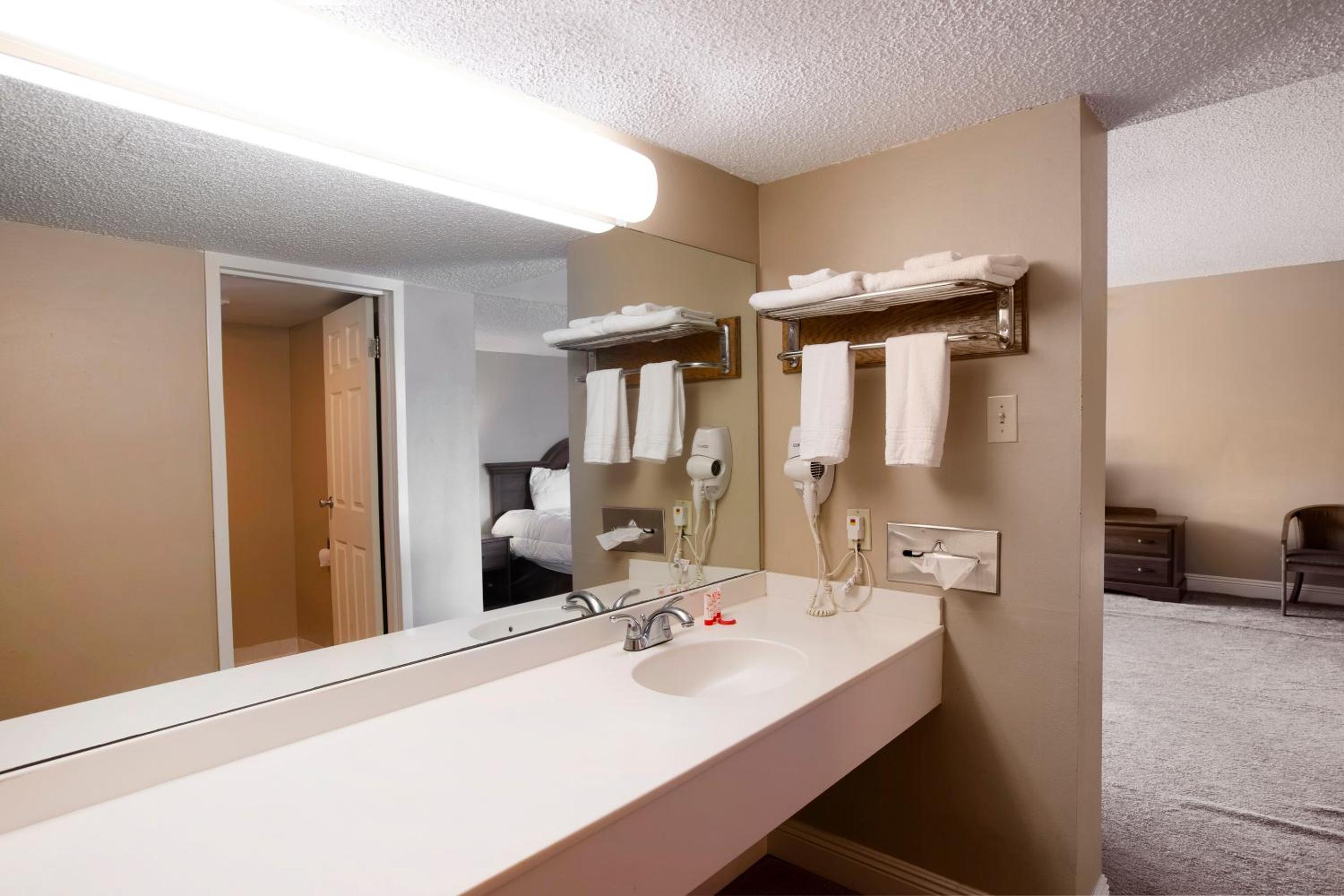 Premium King Bed - Photo 3