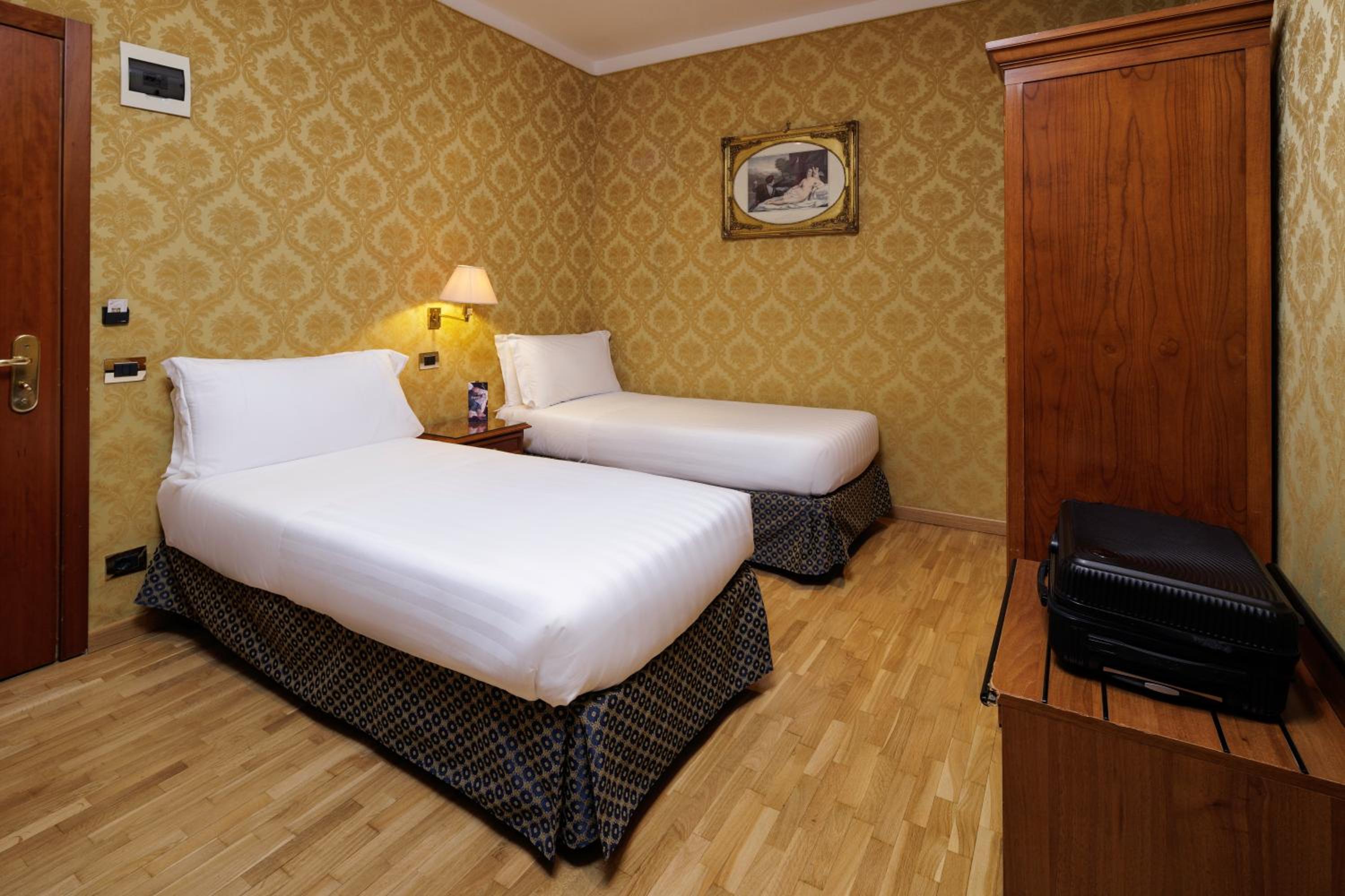 Family Room with One King Bed and Two Single Beds - Non-Smoking