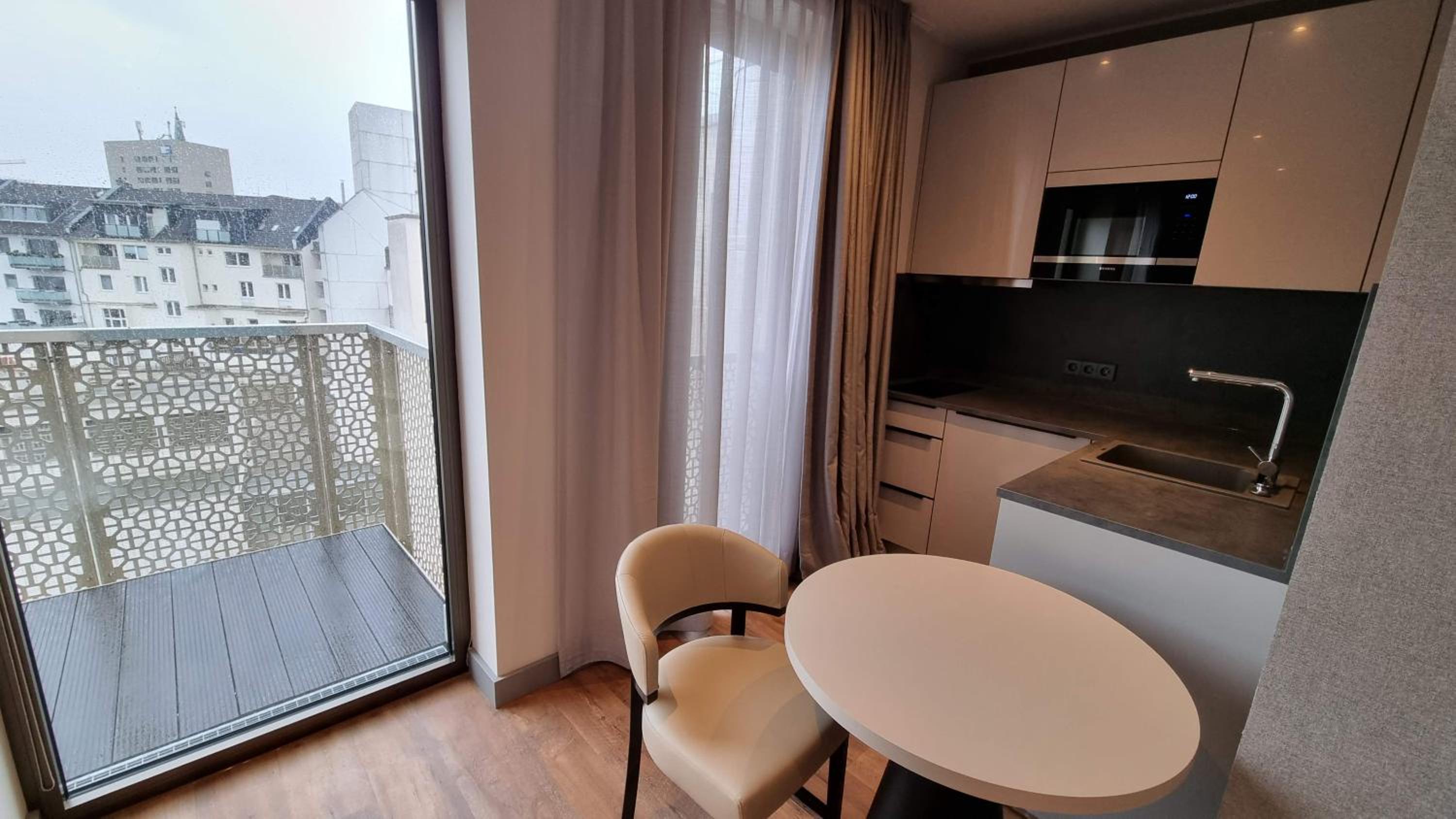 Studio with Balcony - Photo 11
