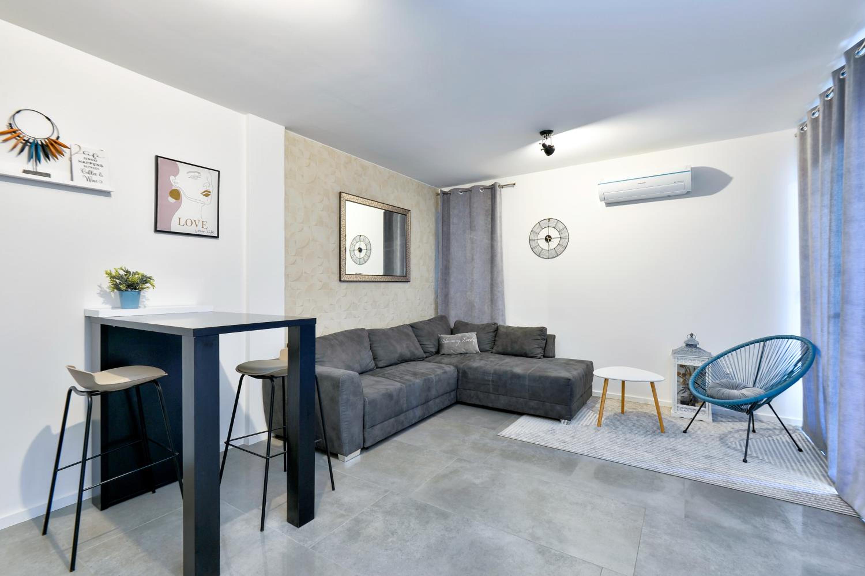 Apartment With Garden View
