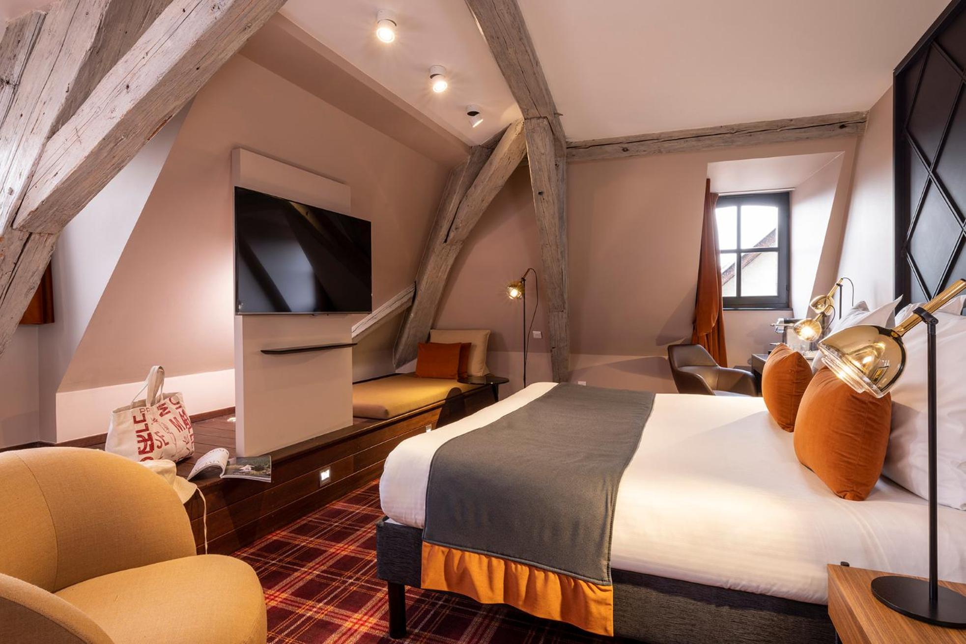 Deluxe Double Room - Photo 13