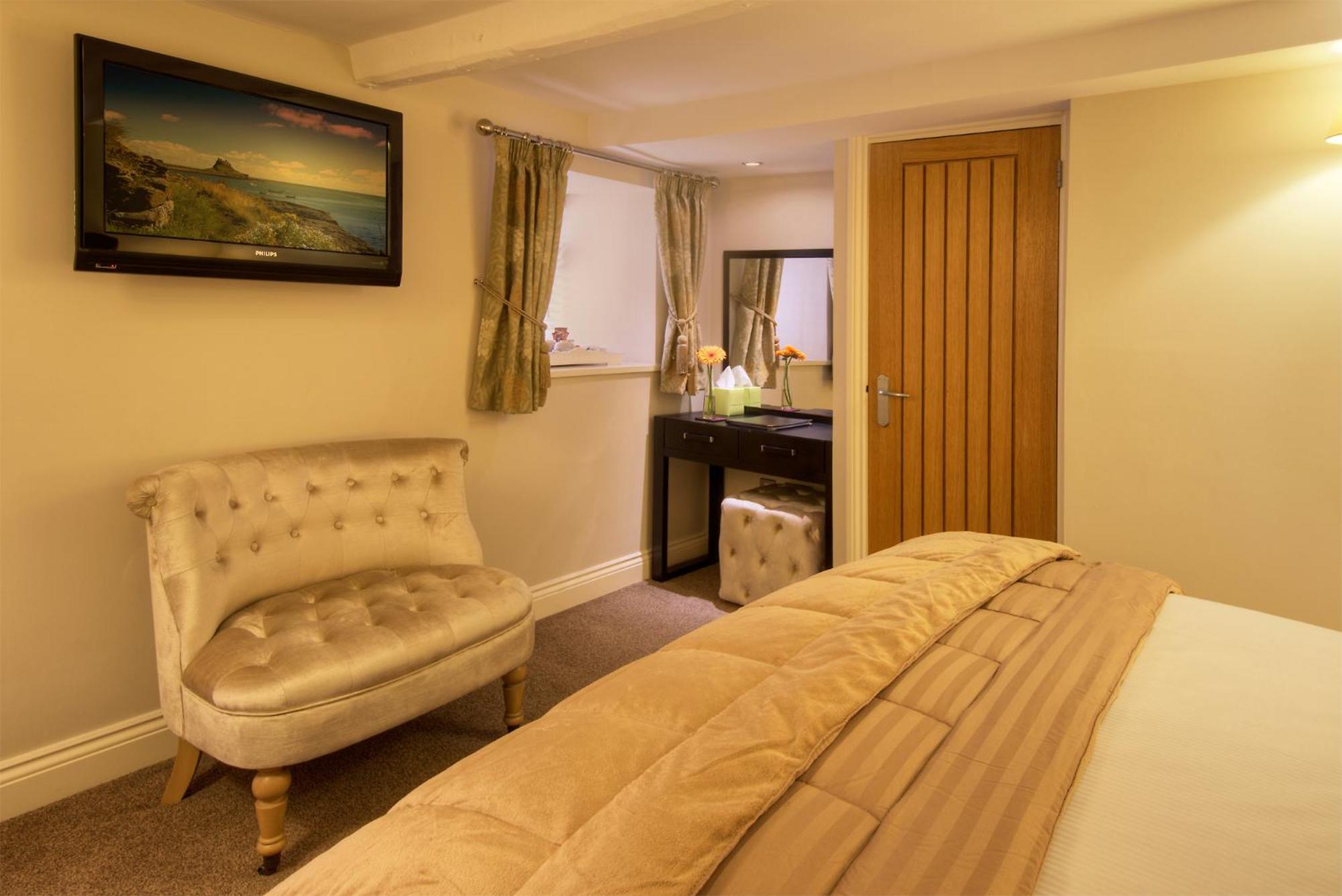 Room 4 - Standard King Ensuite with Shower photo 3