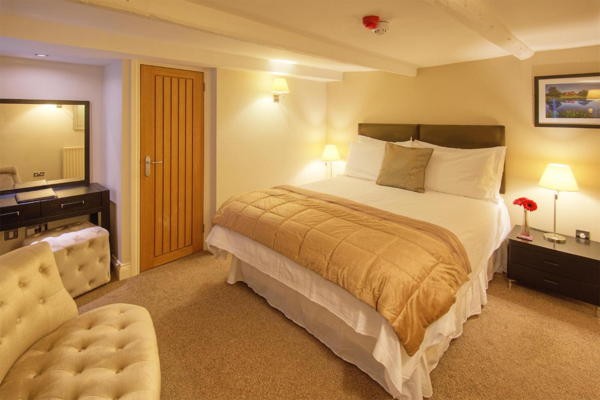 Room 4 - Standard King Ensuite with Shower photo 1