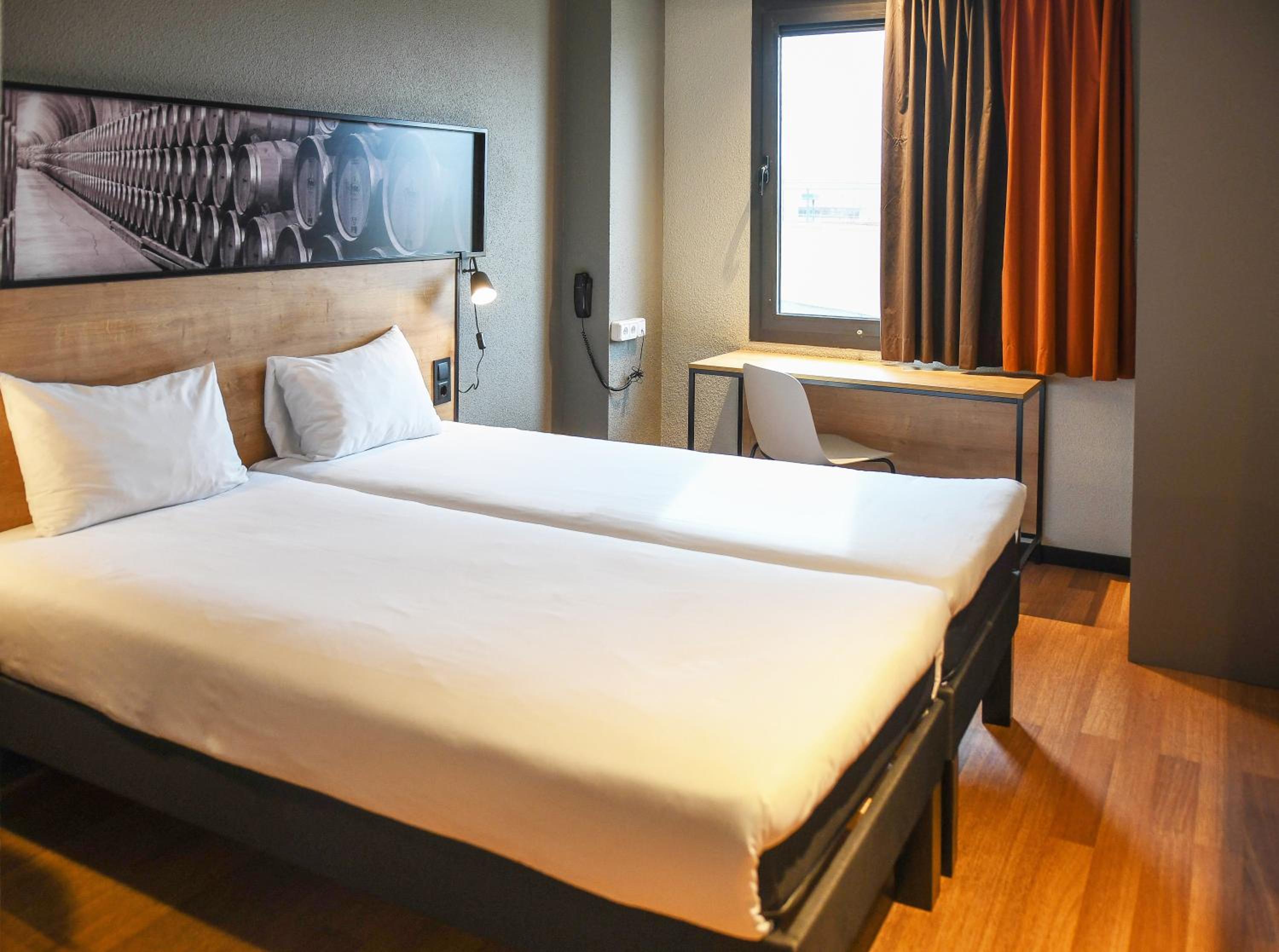 Standard Twin Room - Photo 14