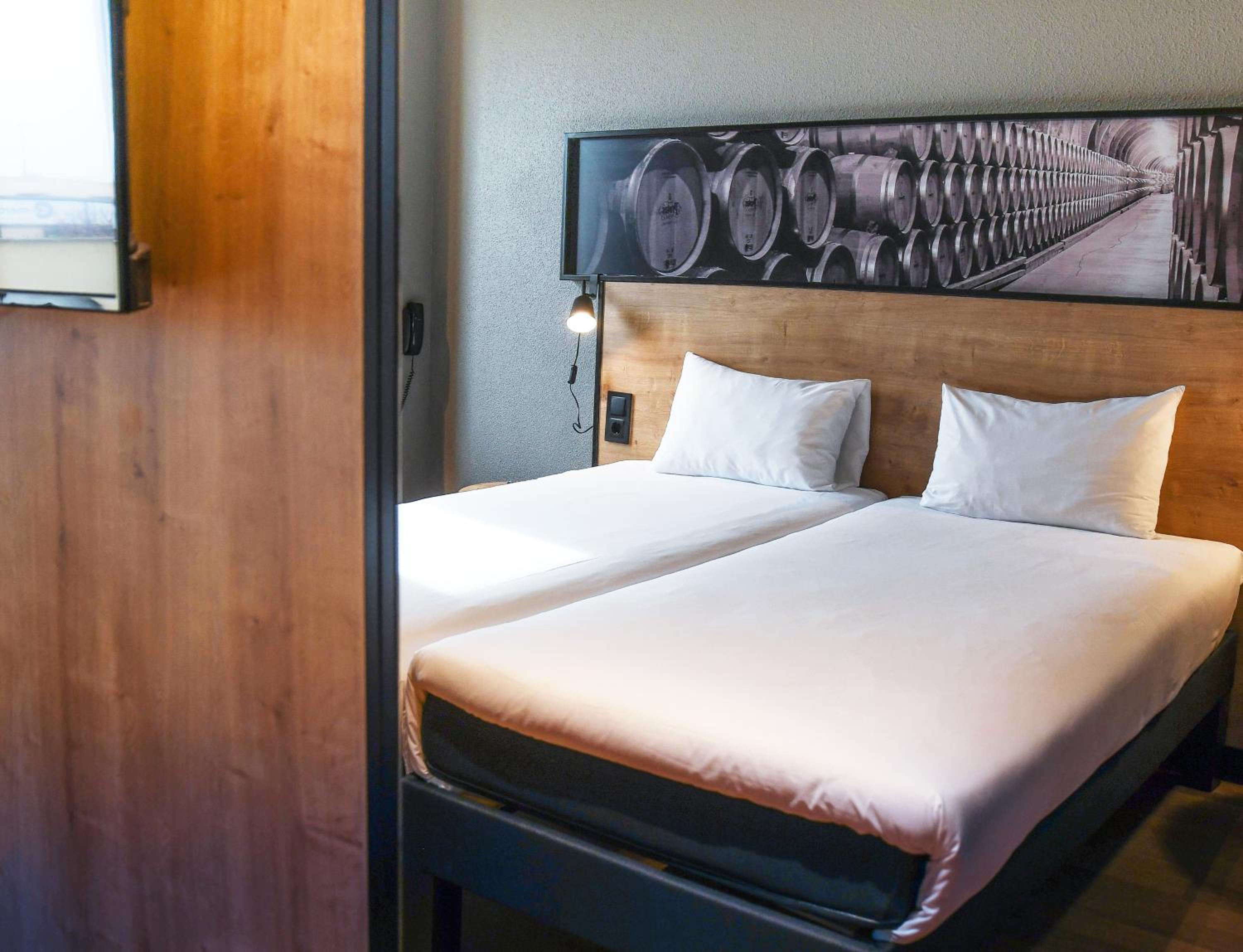 Standard Twin Room - Photo 15