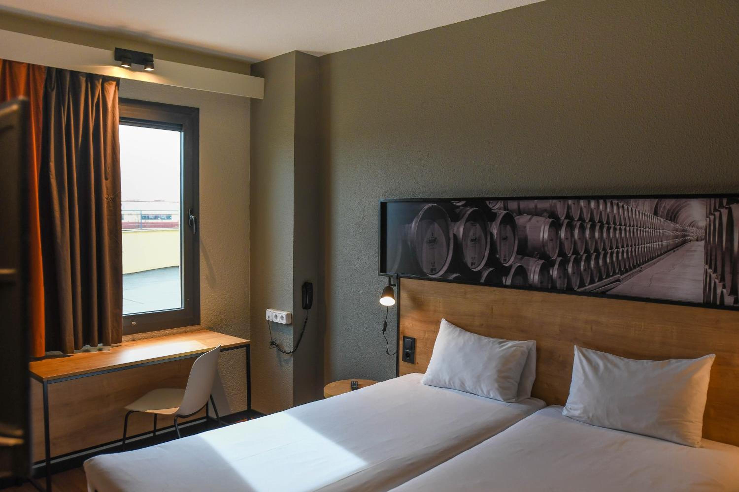 Standard Twin Room - Photo 13