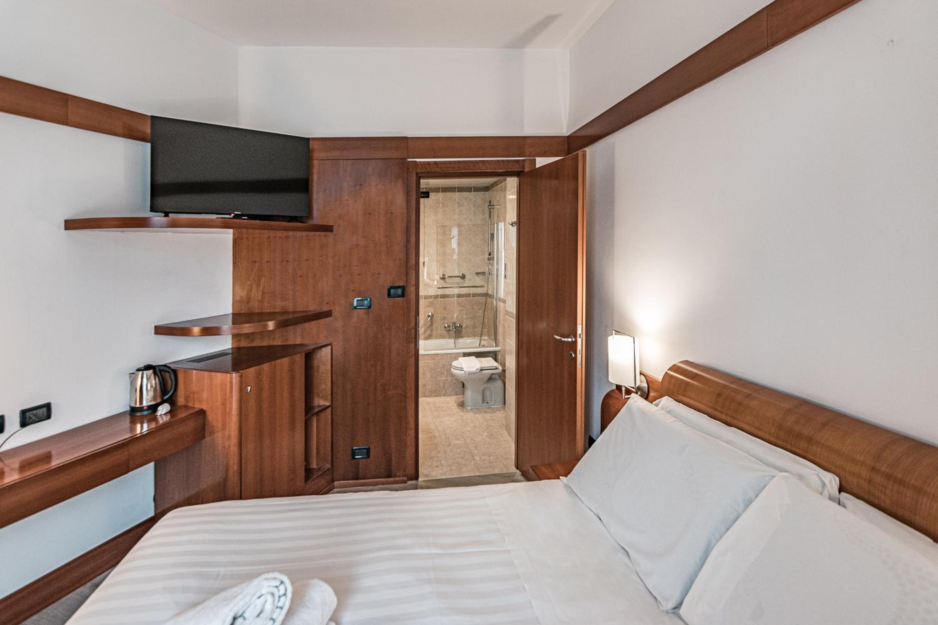 Double Room - Photo 9