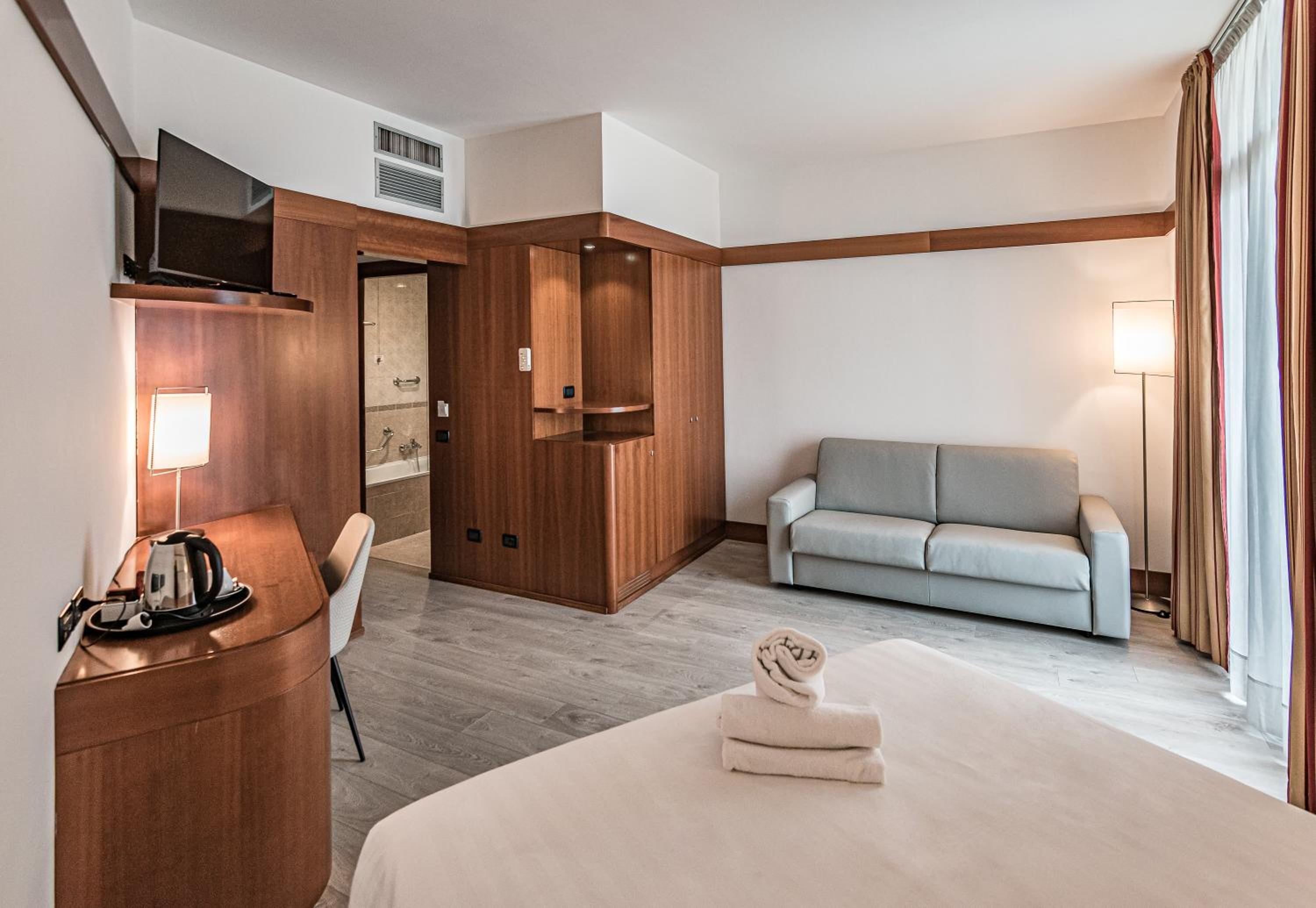 Double Room with Sofa Bed - Photo 10