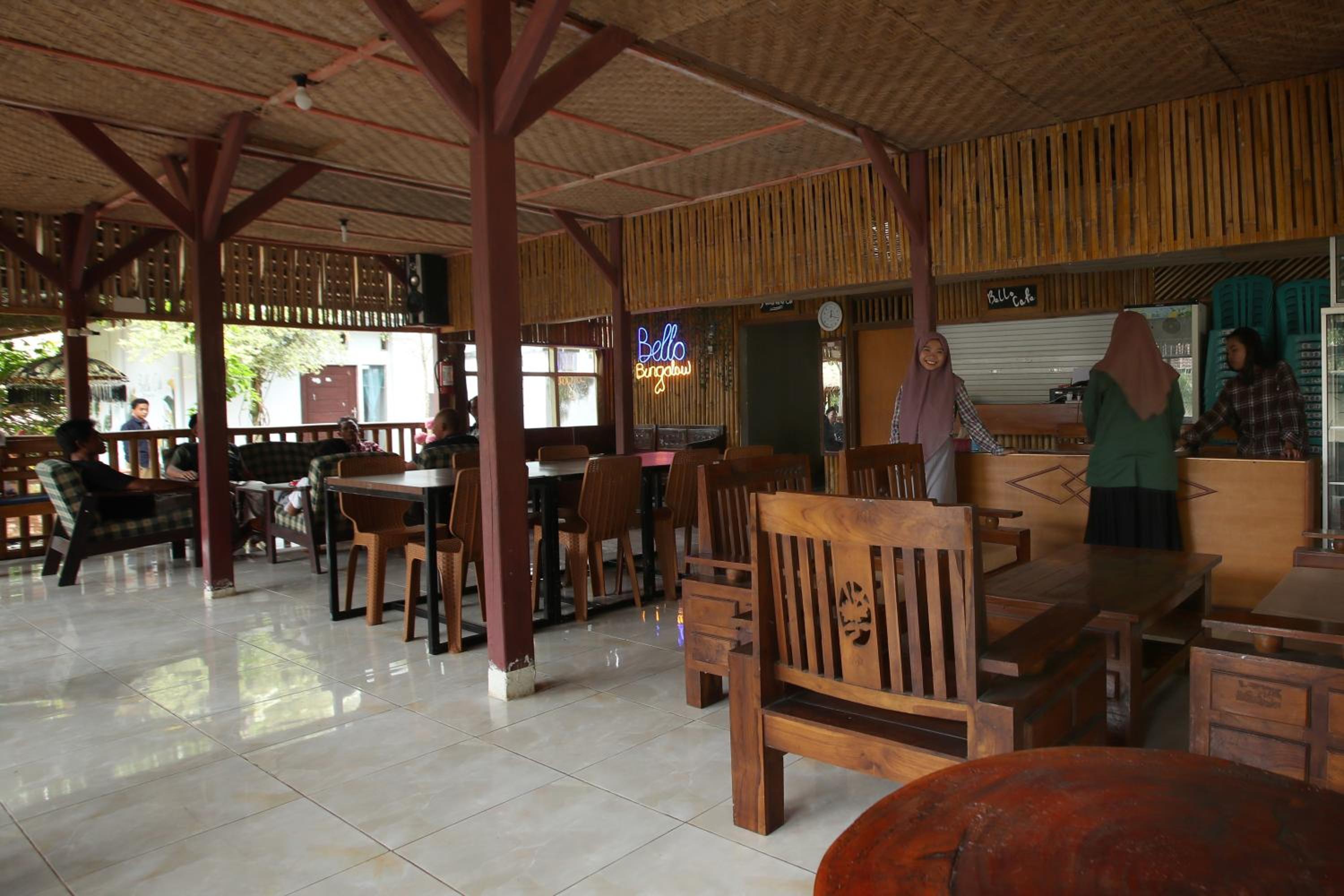 Deluxe King Room - Photo 9