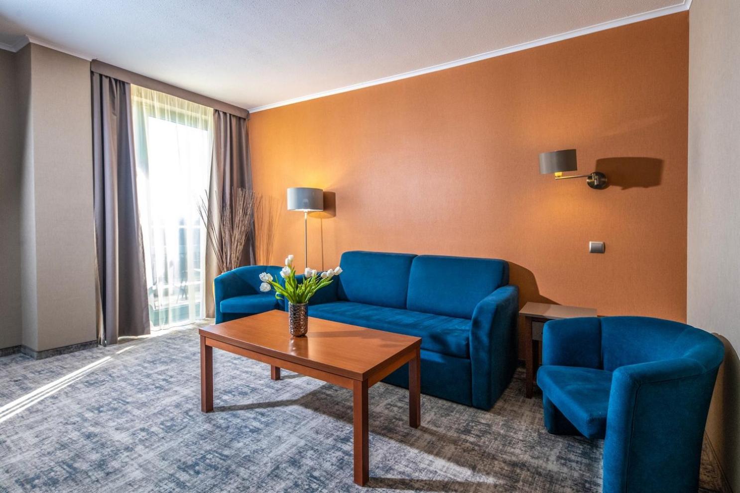 Family Room (2 Adults + 2 Children) - Photo 2