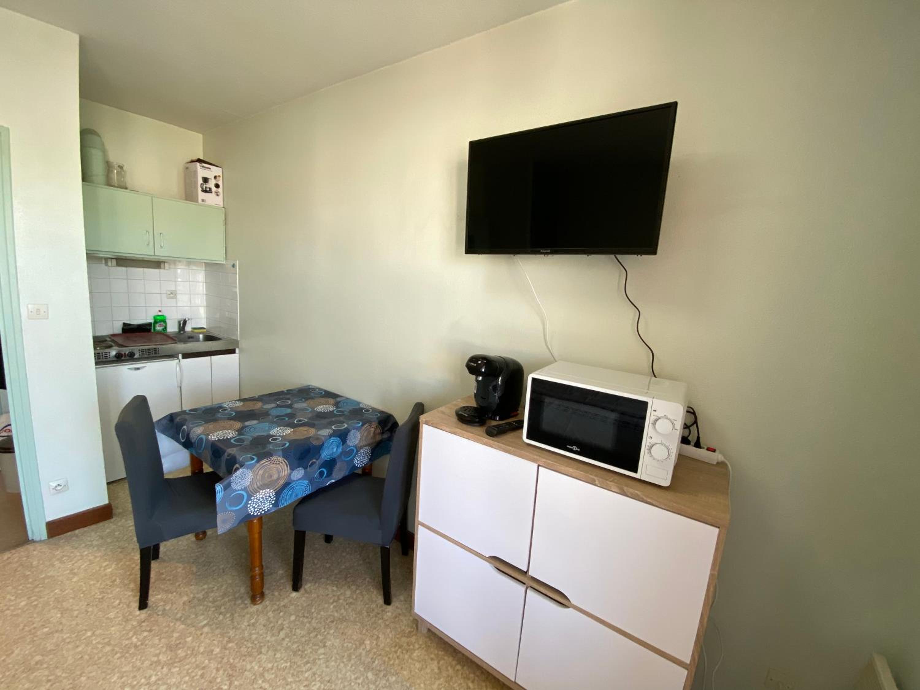 Apartment with Balcony - Photo 5