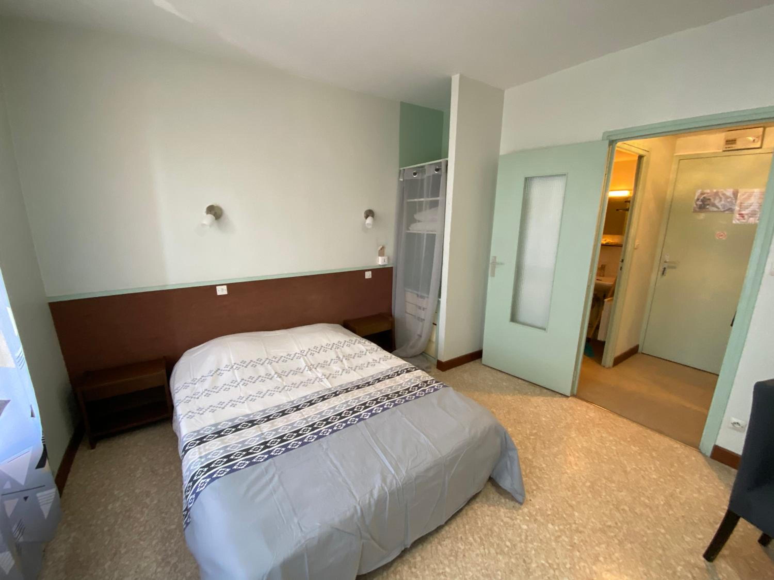 Apartment with Balcony - Photo 1