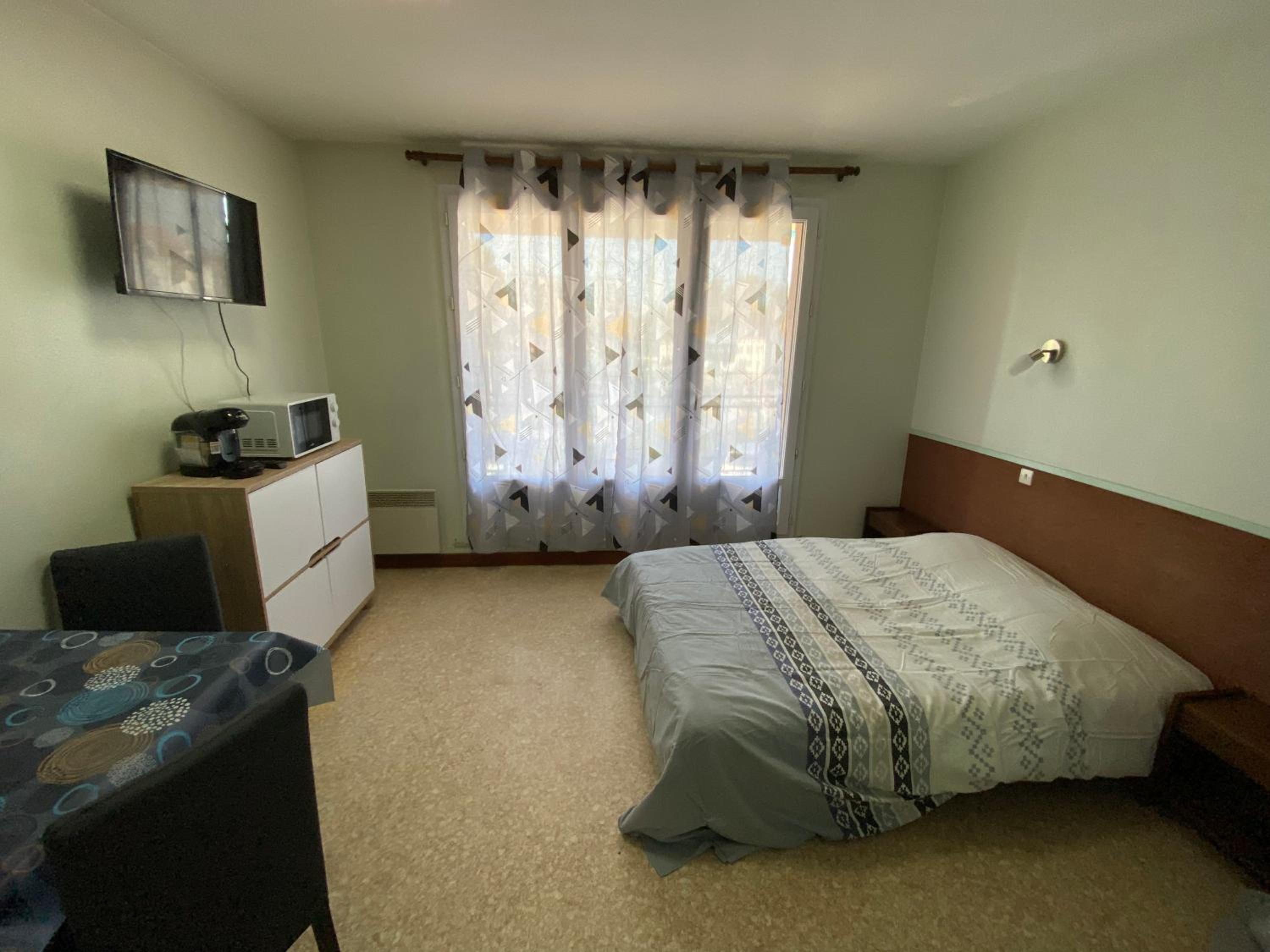 Apartment with Balcony - Photo 10
