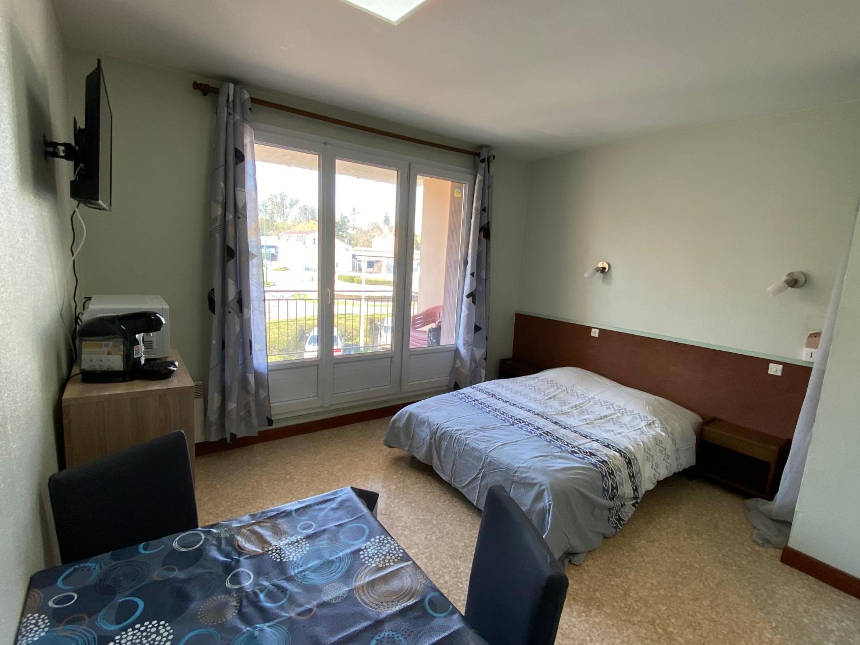Apartment with Balcony - Photo 17
