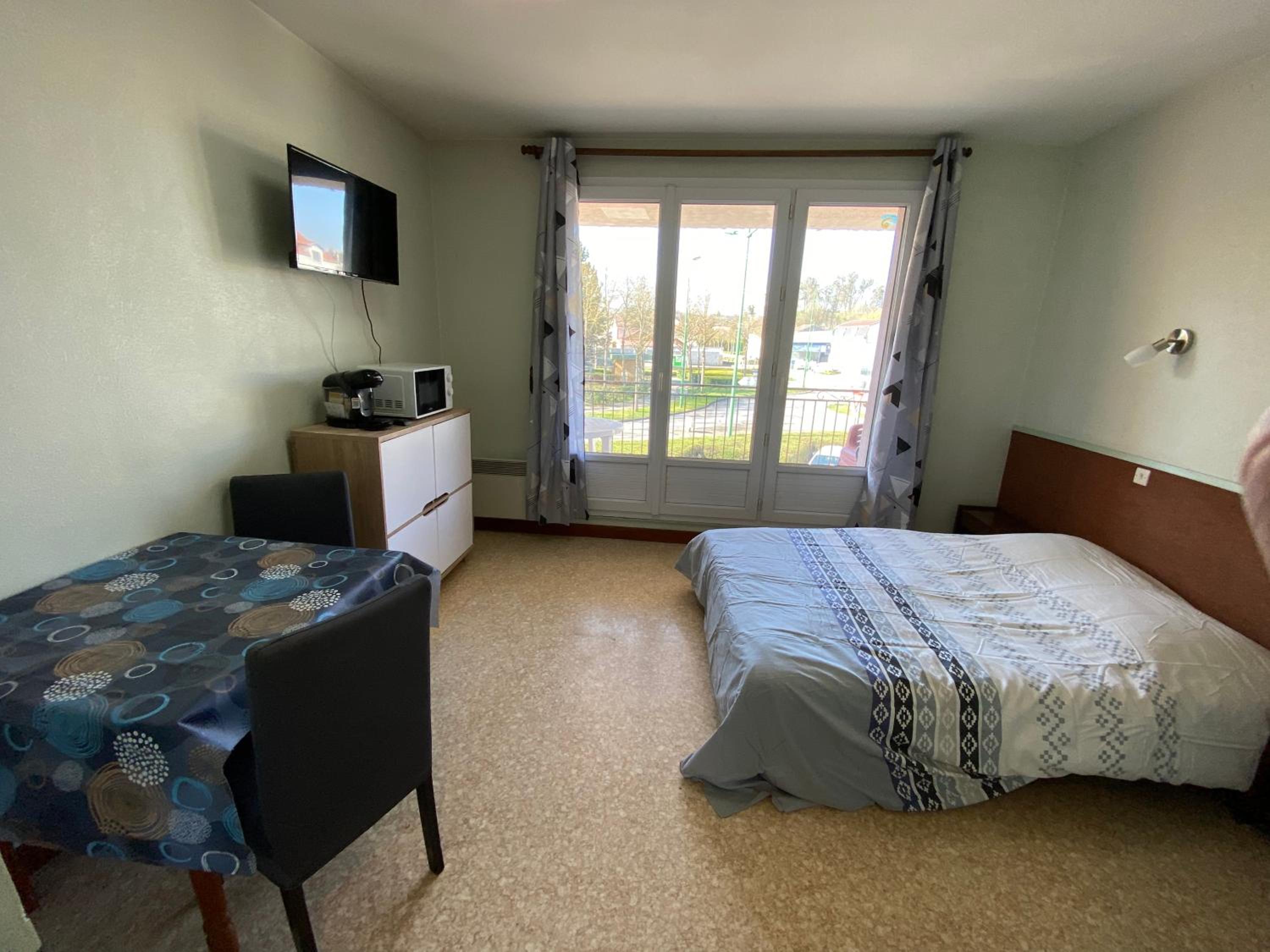 Apartment with Balcony - Photo 11