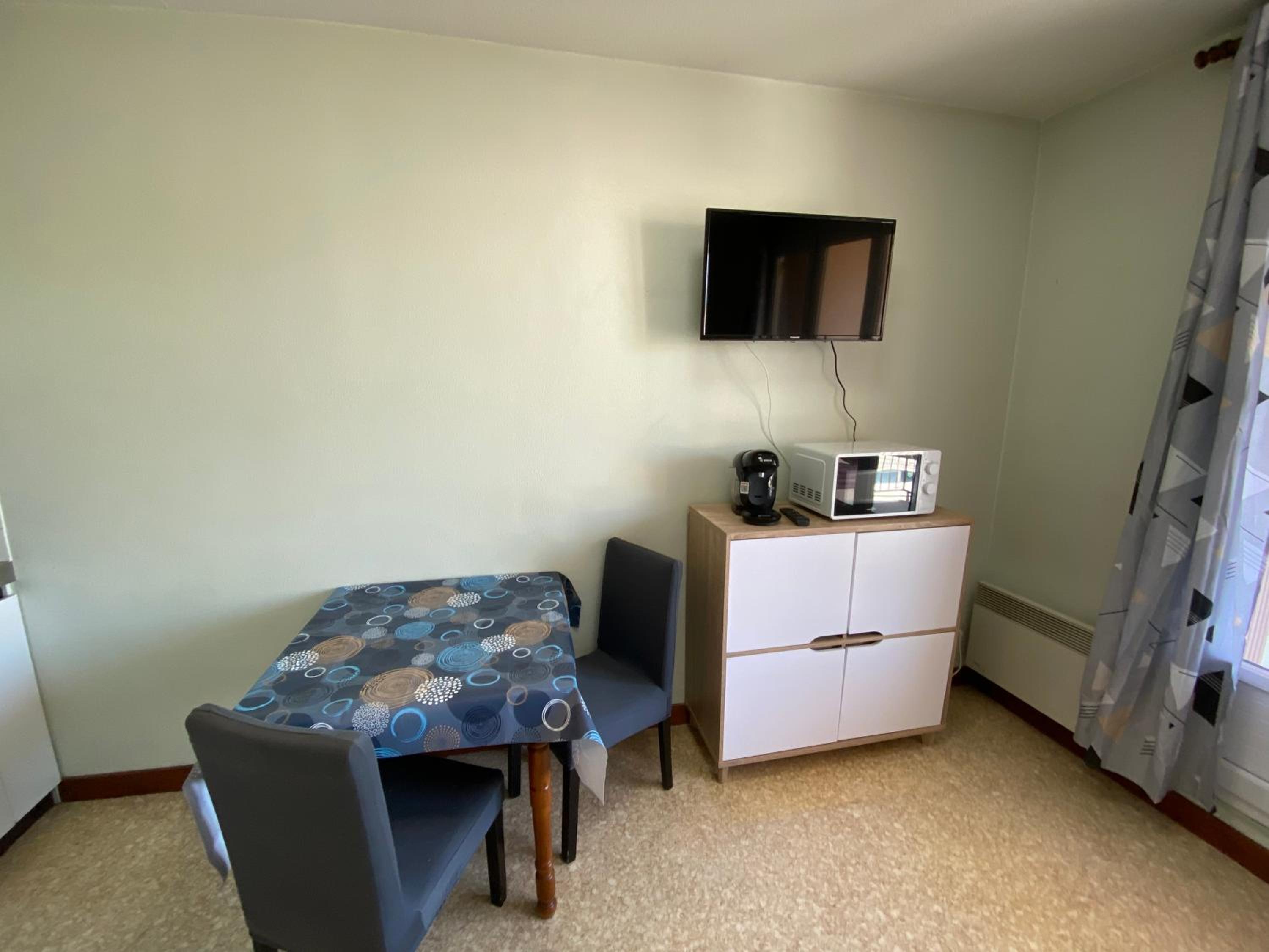 Apartment with Balcony - Photo 12
