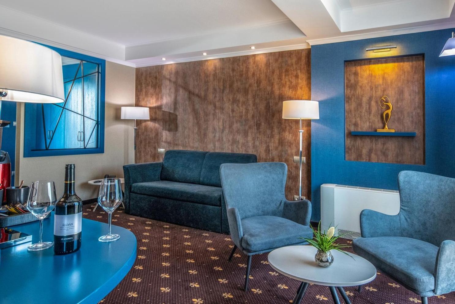 Executive Suite - Photo 2