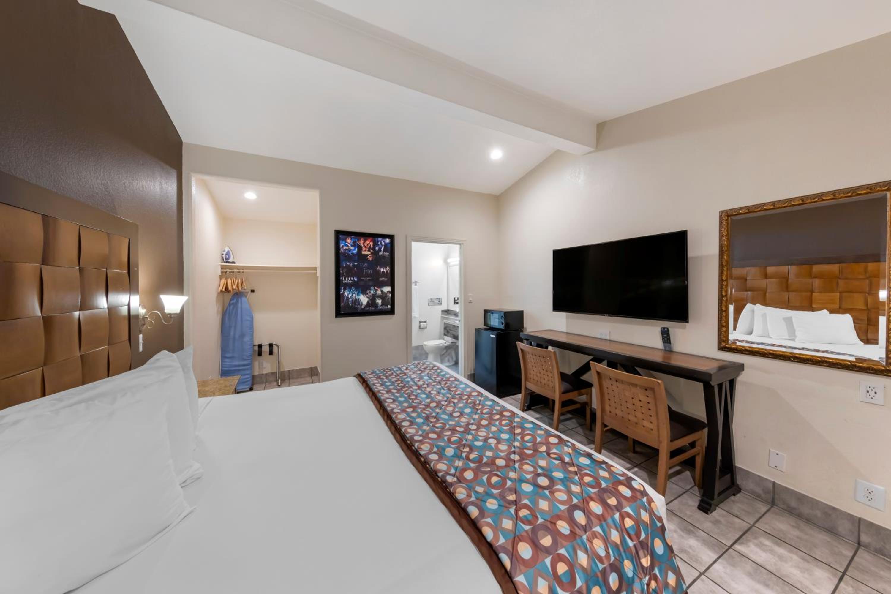 Standard King Room - Photo 18