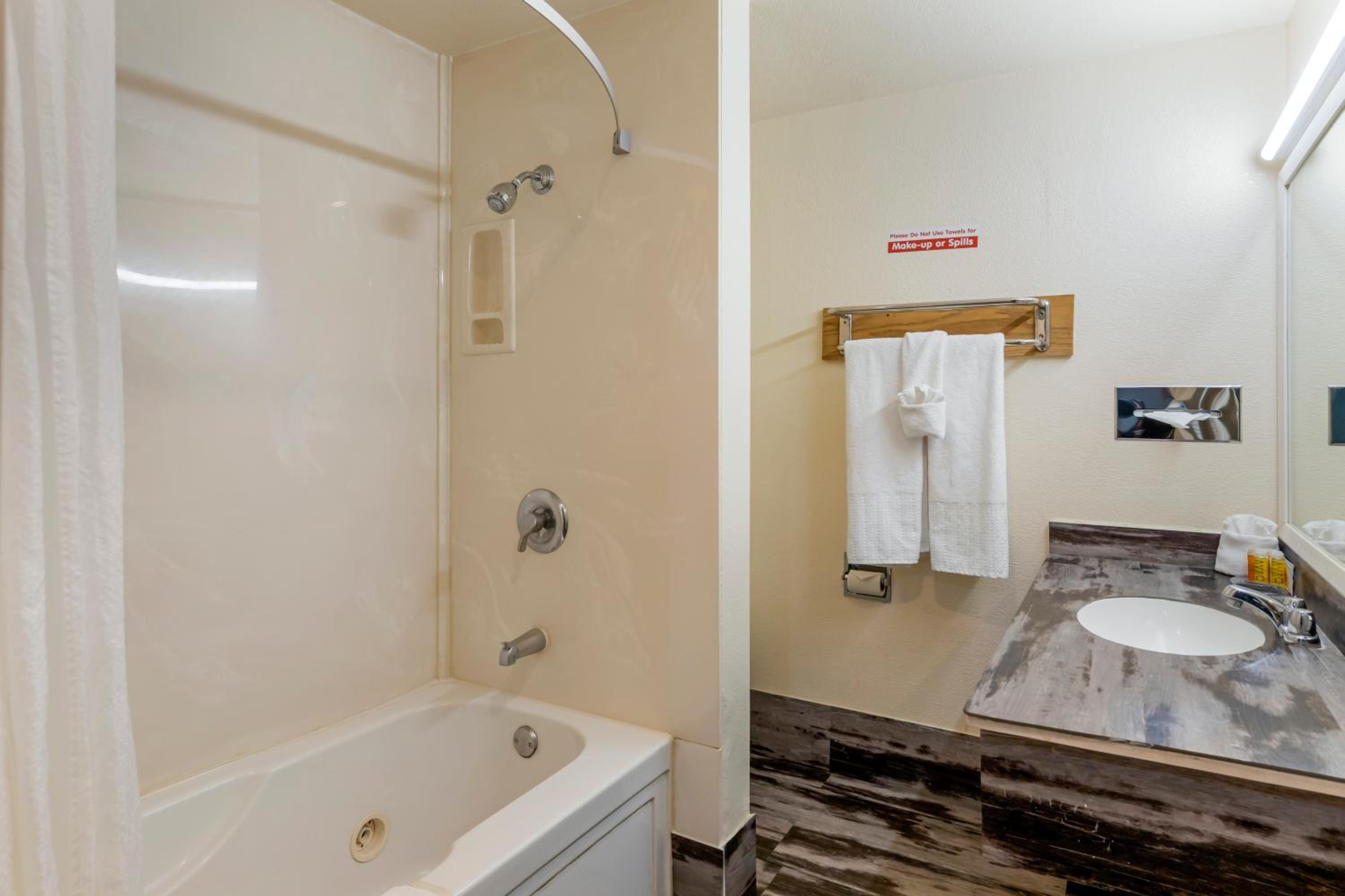 Standard King Room - Photo 17