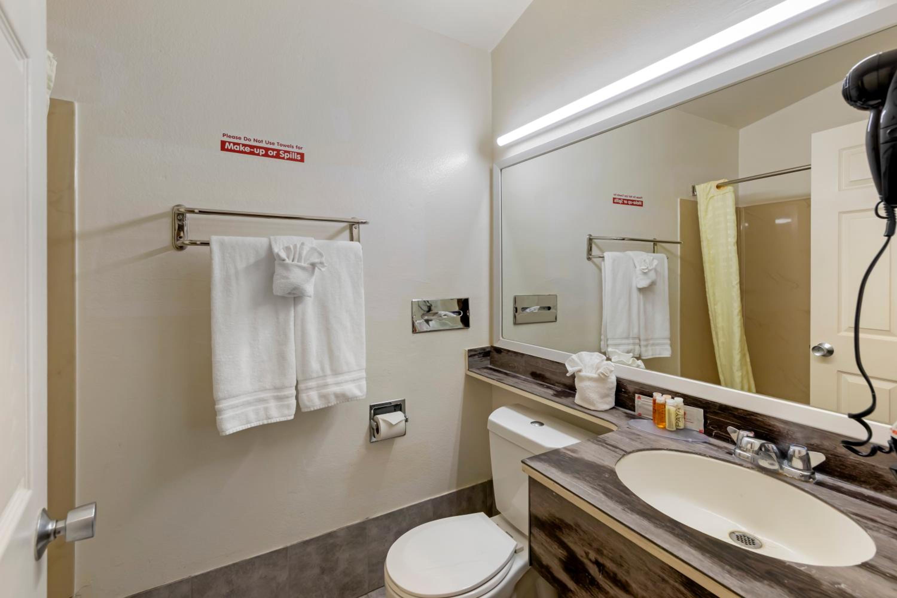 Standard King Room - Photo 5