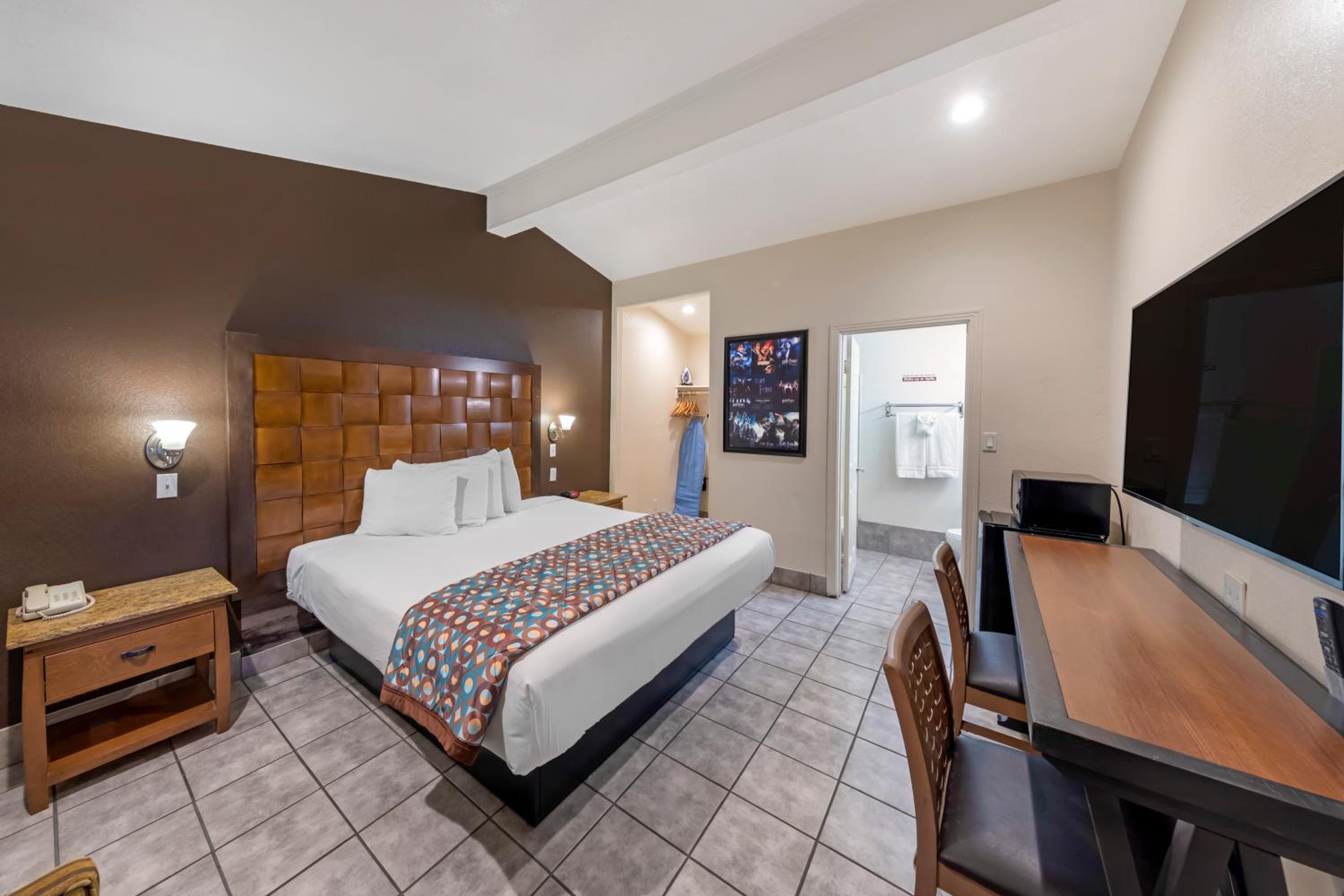 Standard King Room - Photo 4