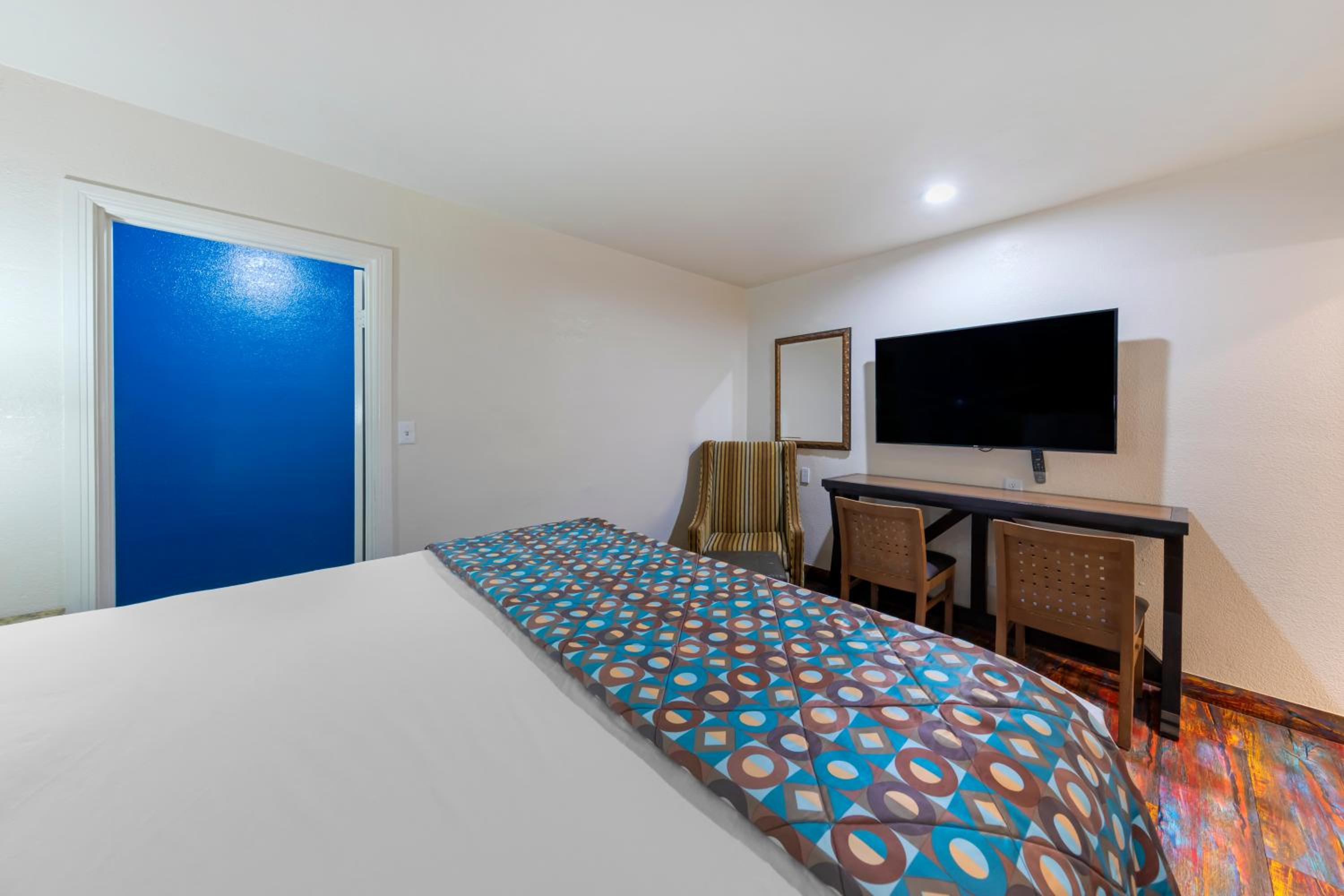 Standard King Room - Photo 2