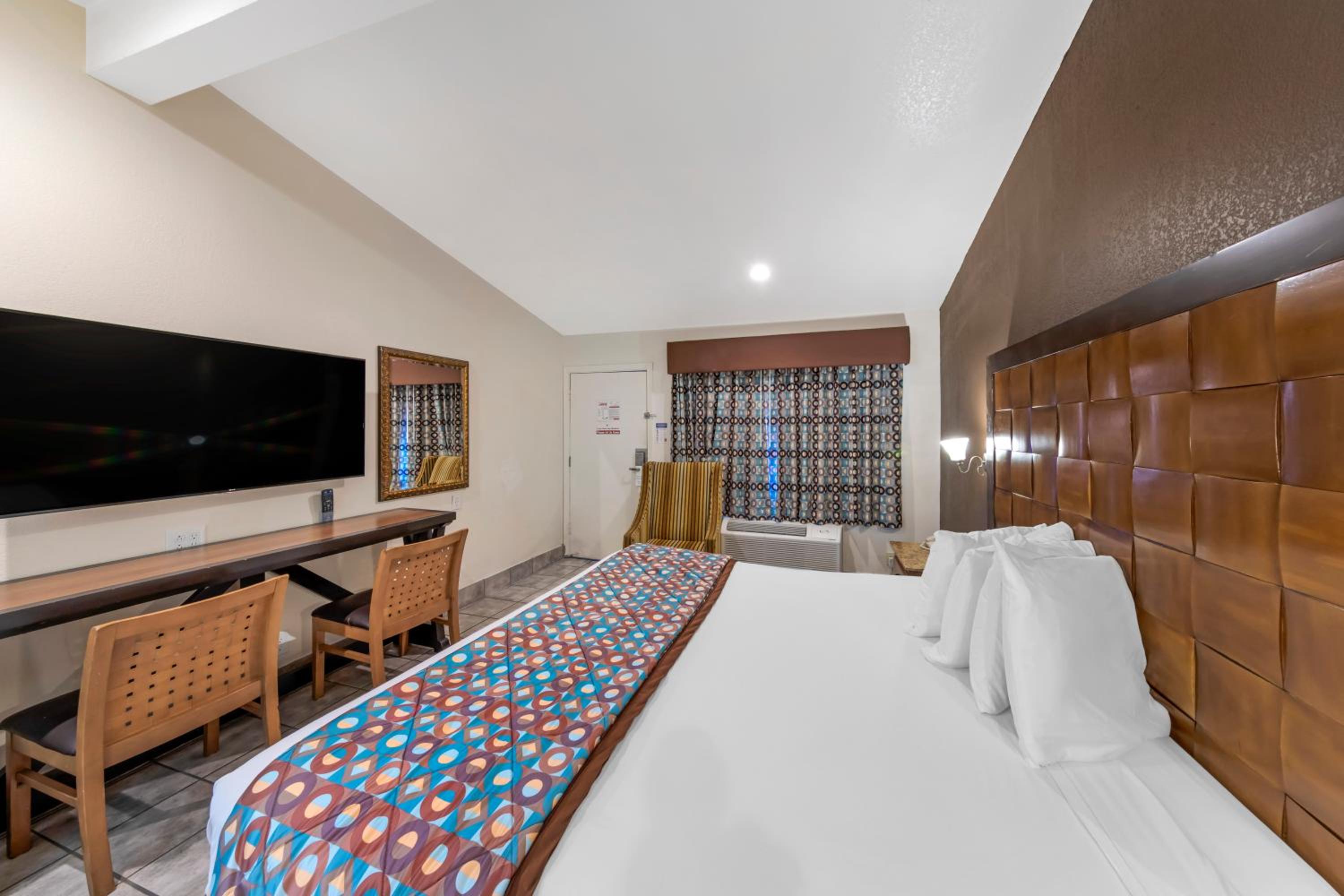 Standard King Room - Photo 15