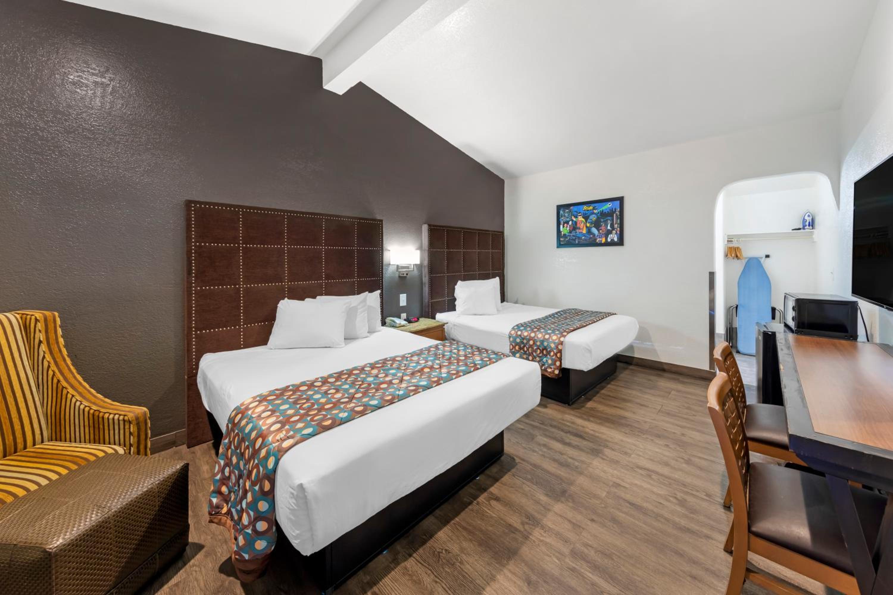 Standard Queen Room with Two Queen Beds - Photo 3