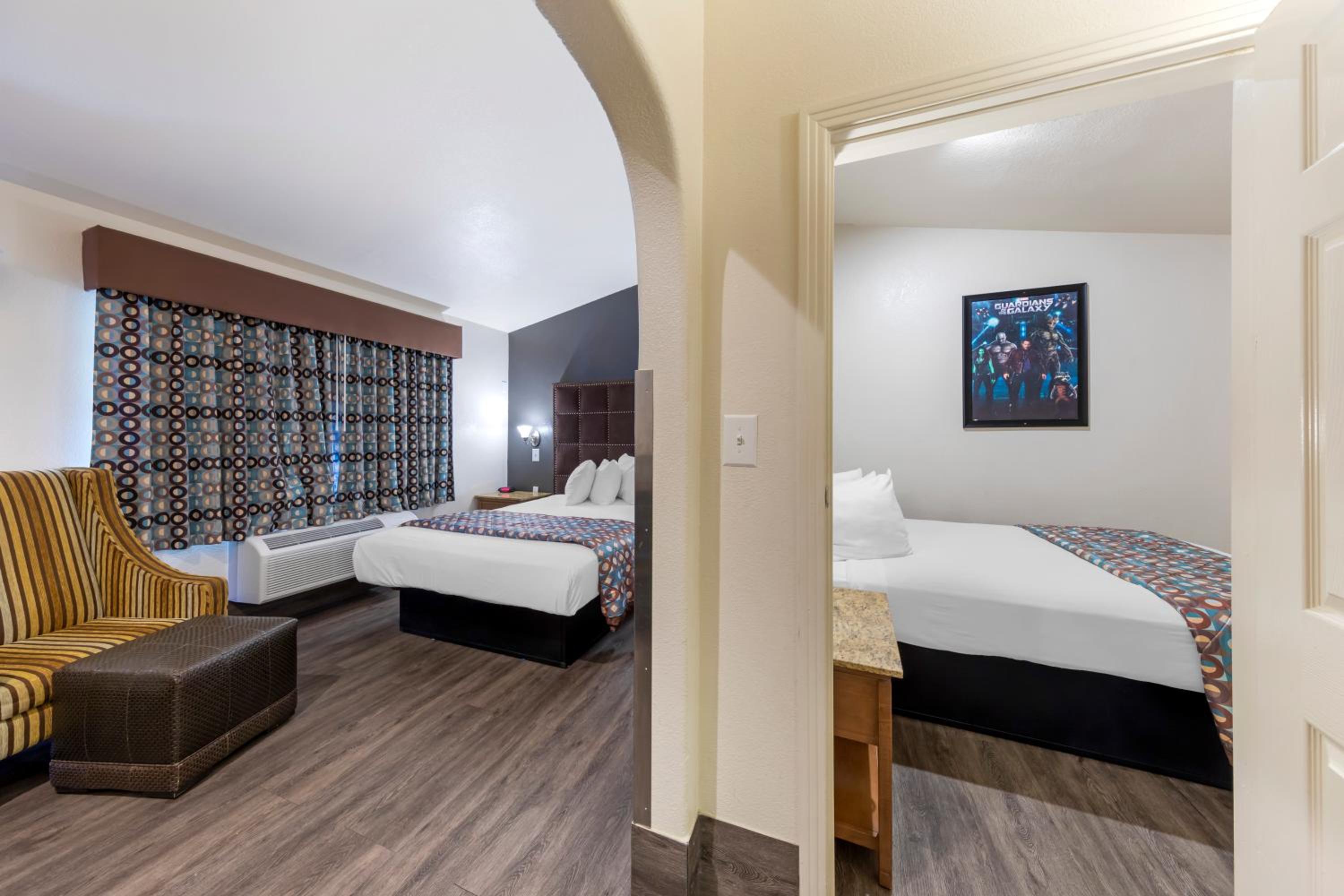 Family Two-Bedroom Suite - Photo 7