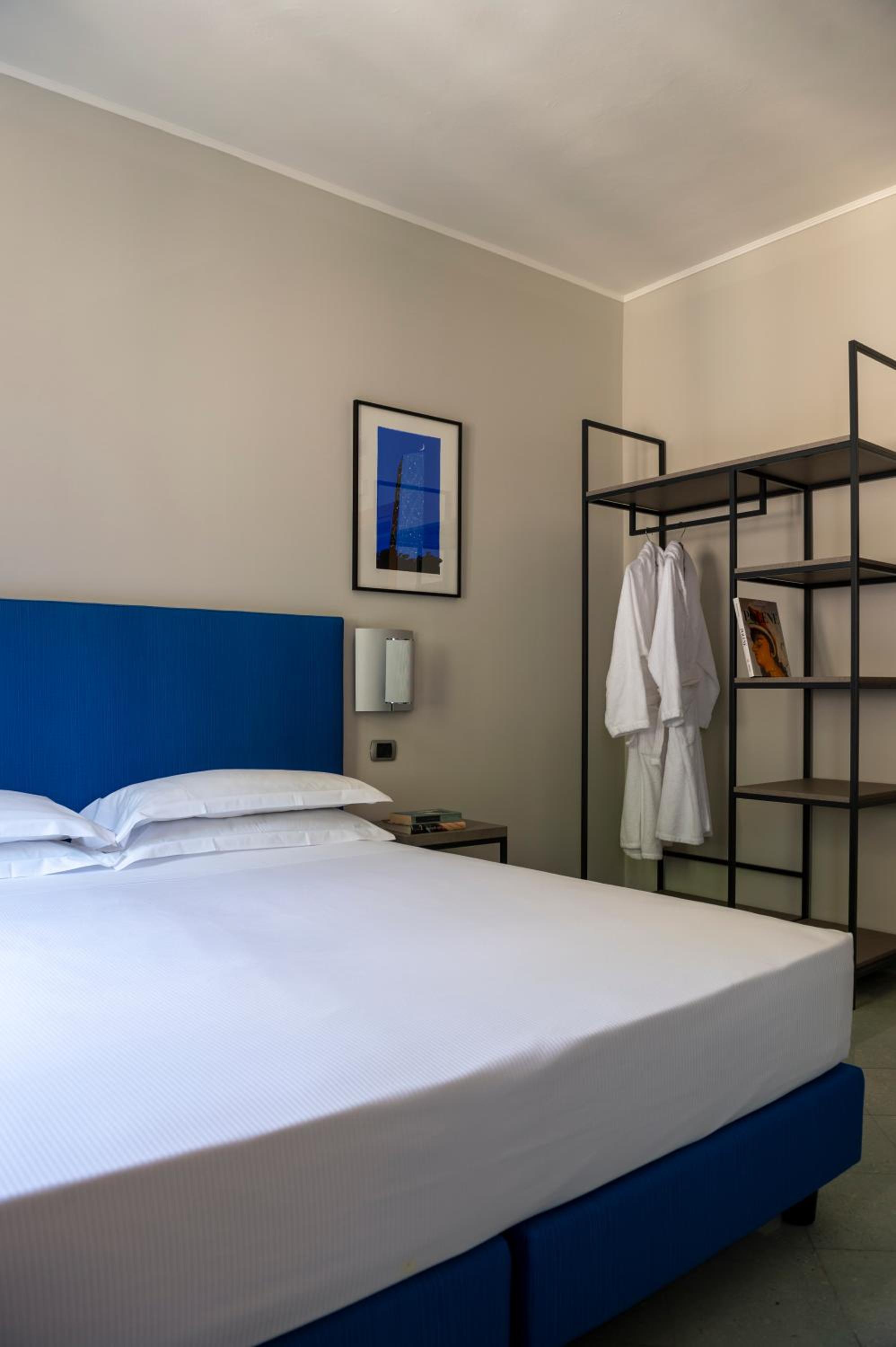 Double or Twin Room with Sea View - Photo 3