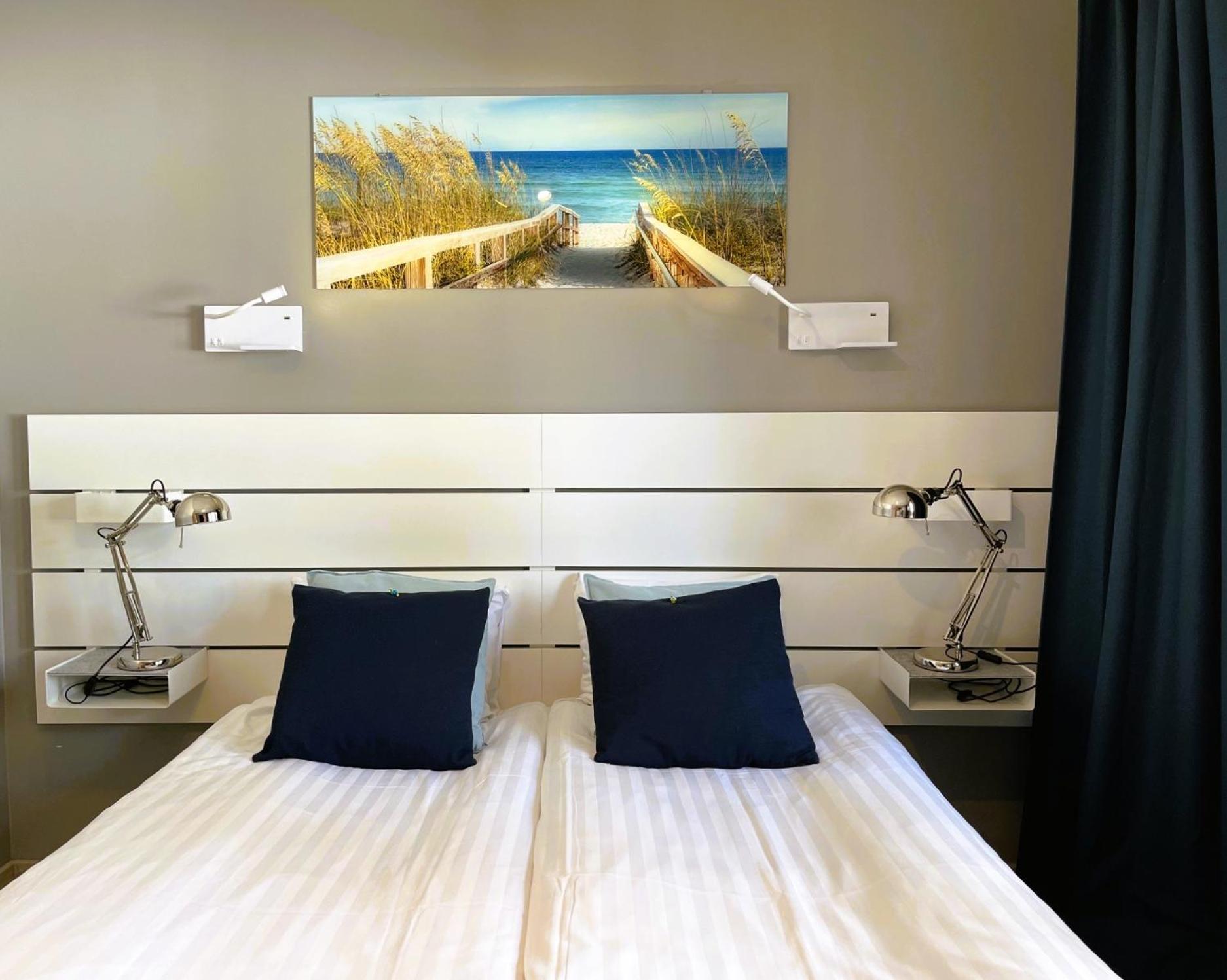 Sea View Room with Balcony - Photo 3