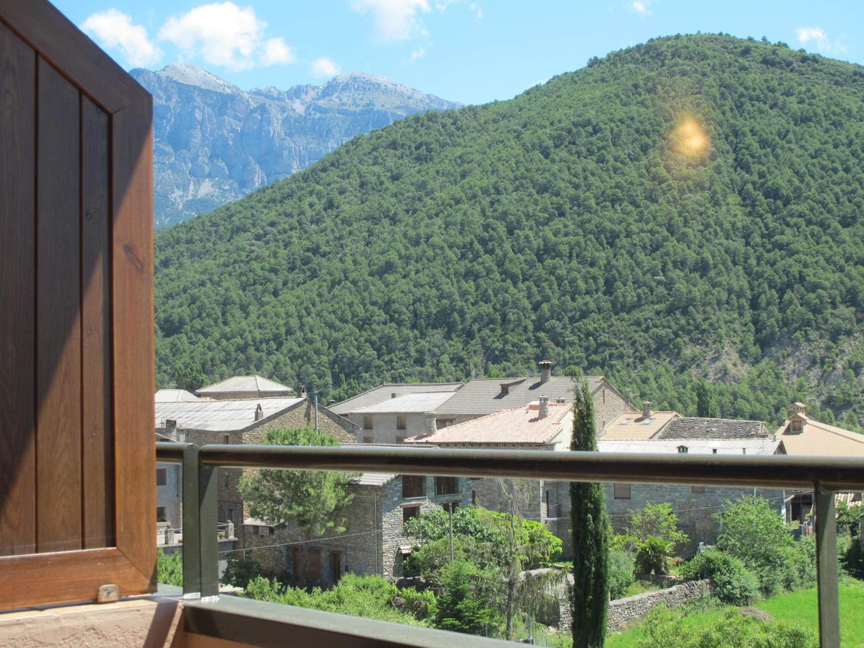 Twin with Mountain View