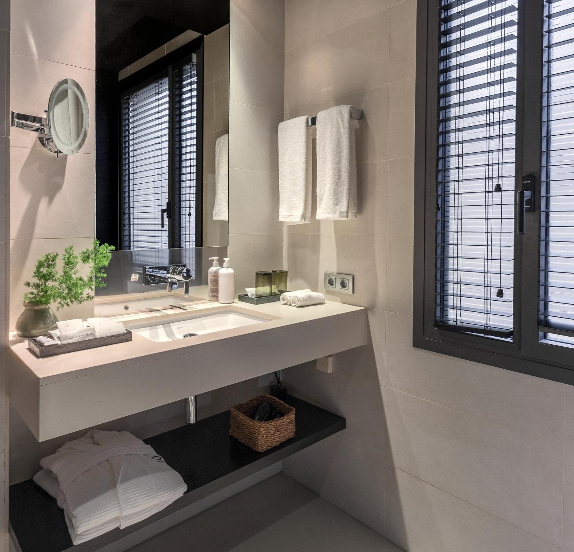 Small Double or Twin Room thumbnail 5